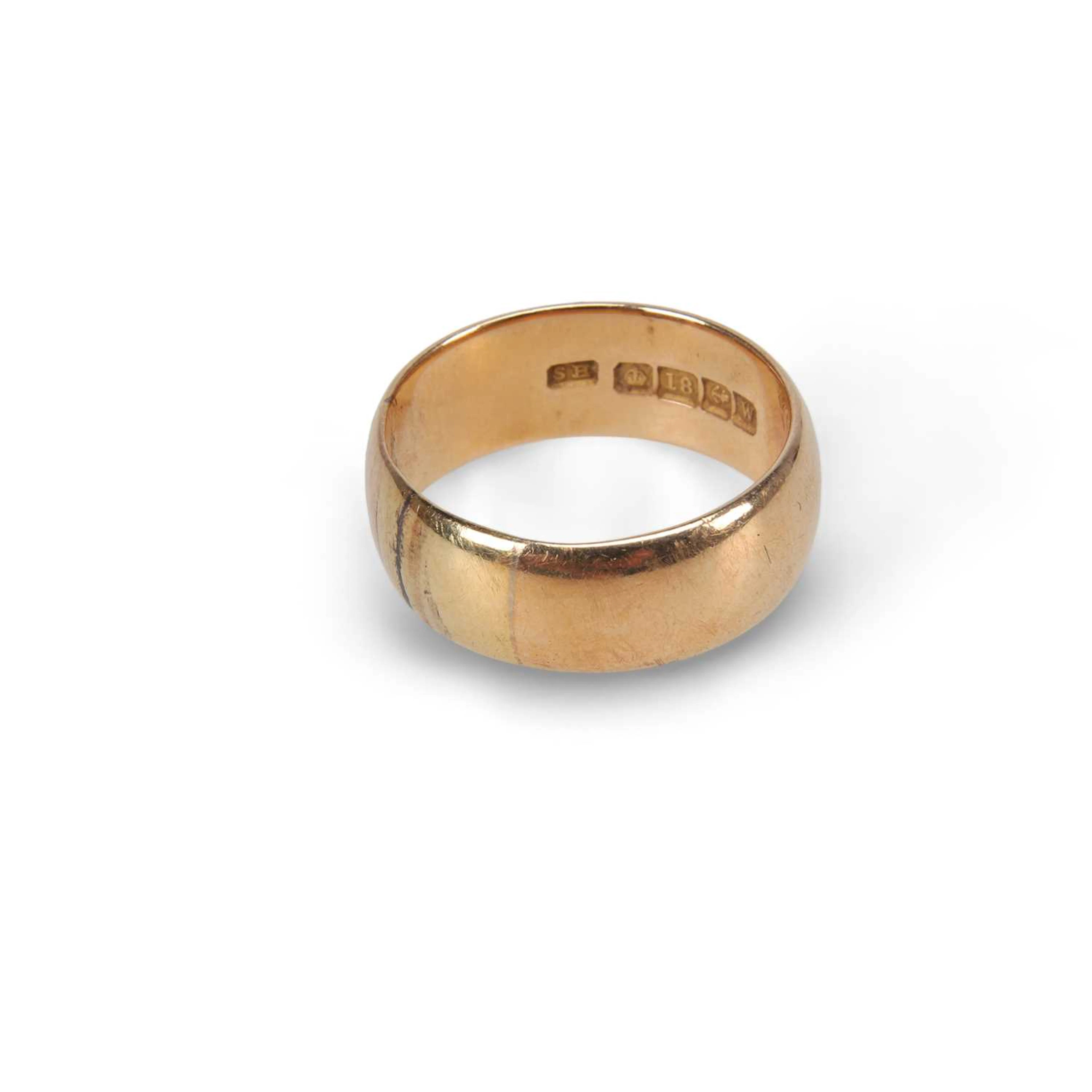 AN 18 CARAT GOLD BAND RING