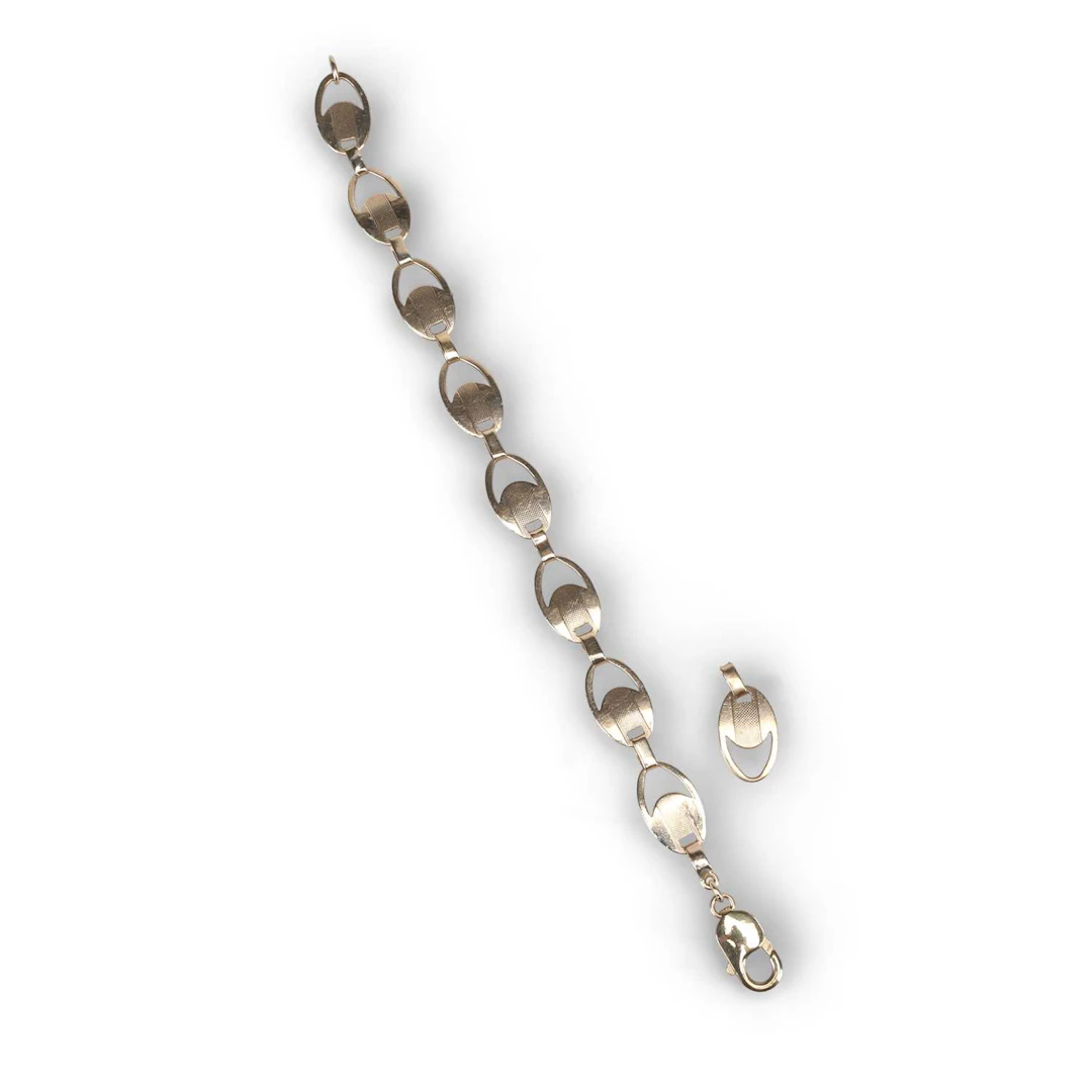 A FANCY LINK BRACELET