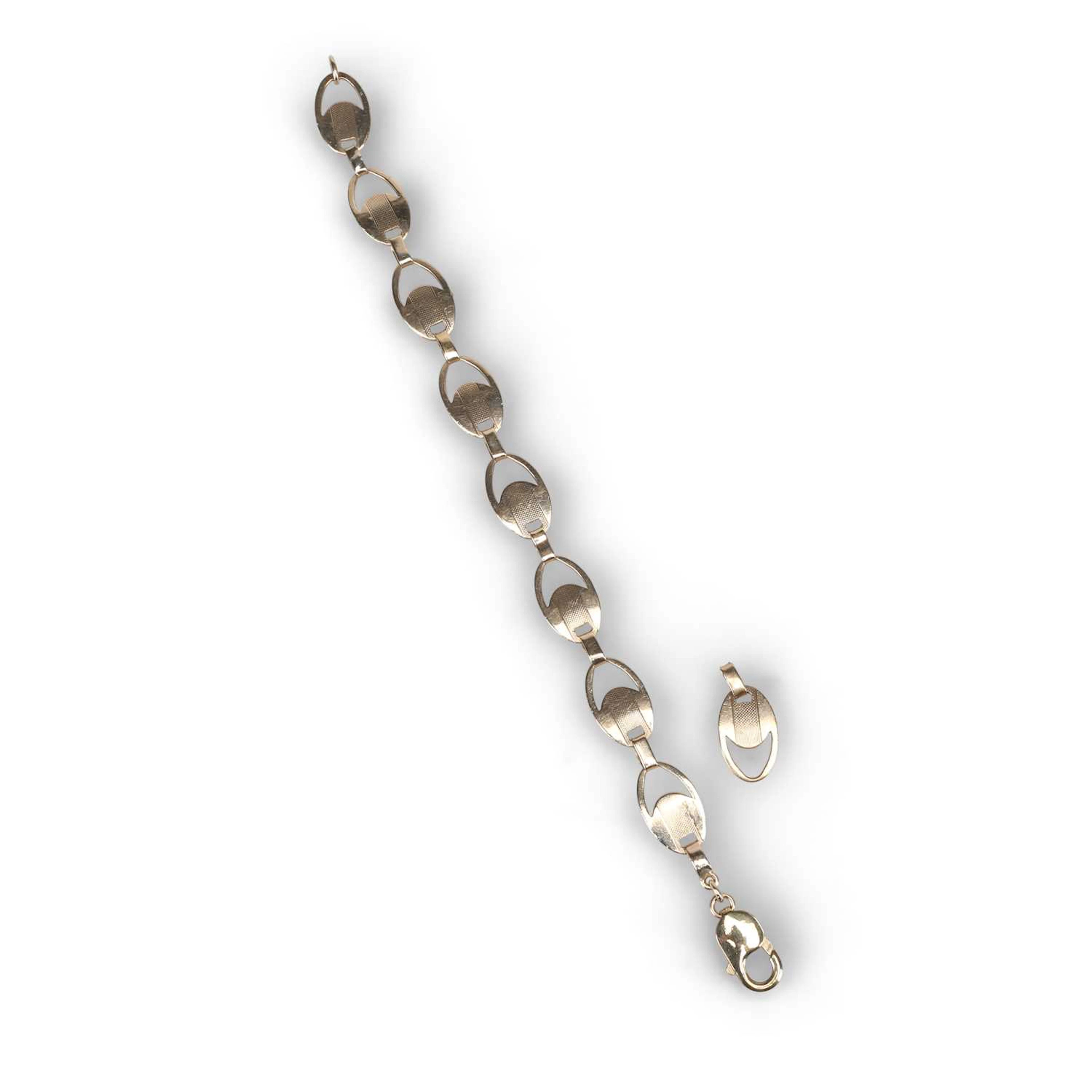 A FANCY LINK BRACELET