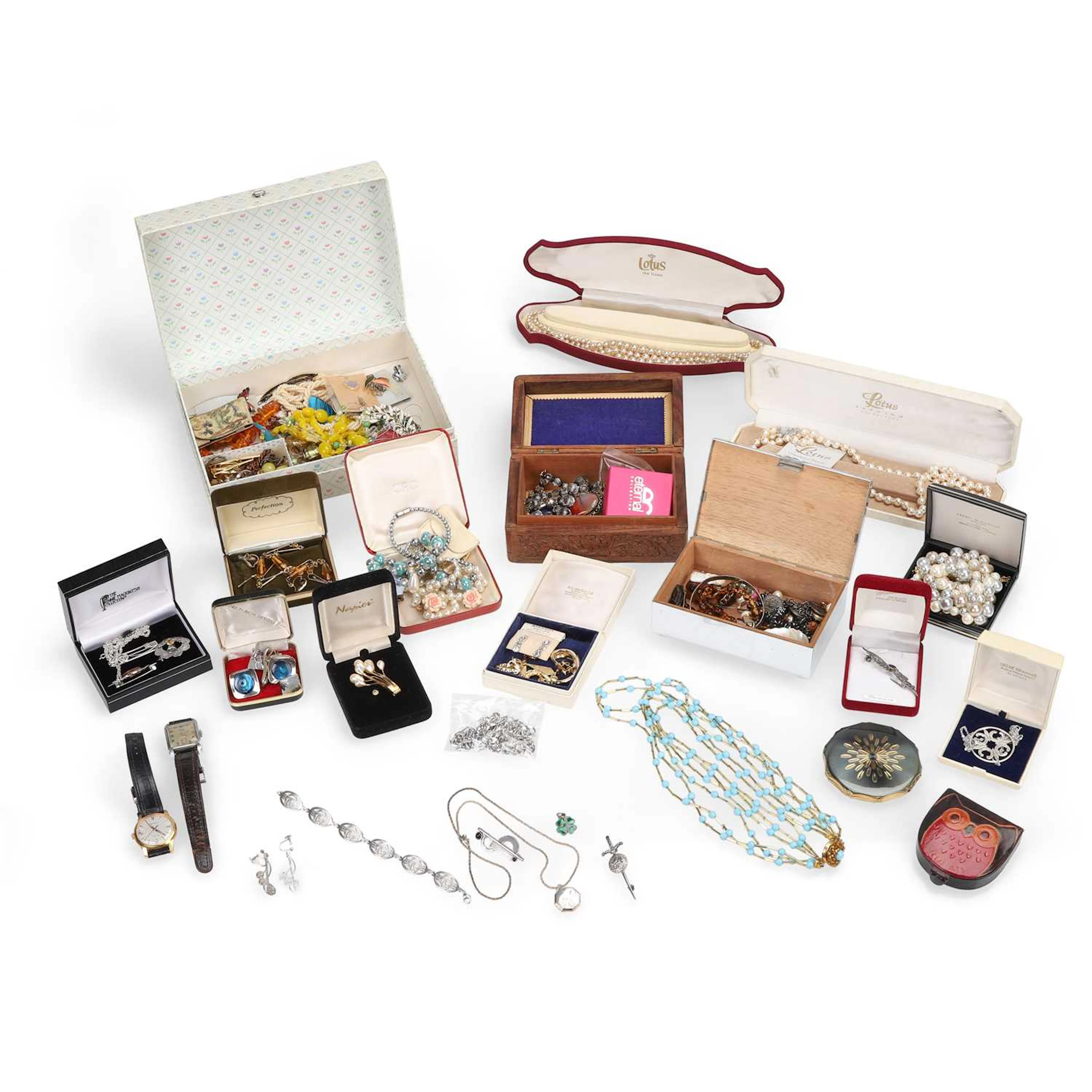 A GROUP OF SILVER AND COSTUME JEWELLERY