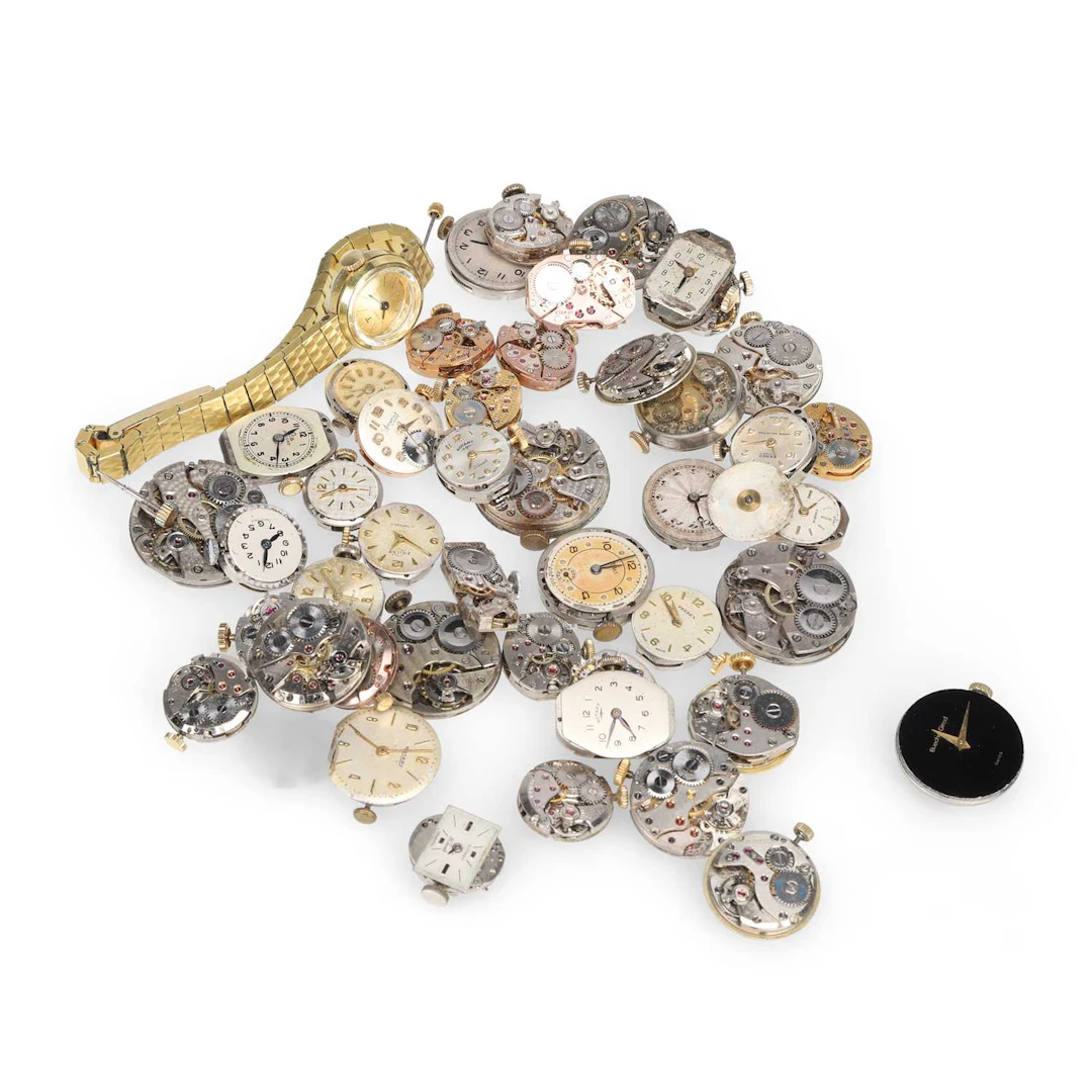 A LADY'S GOLD PLATED TISSOT WATCH AND A GROUP OF MECHANICAL MOVEMENTS
