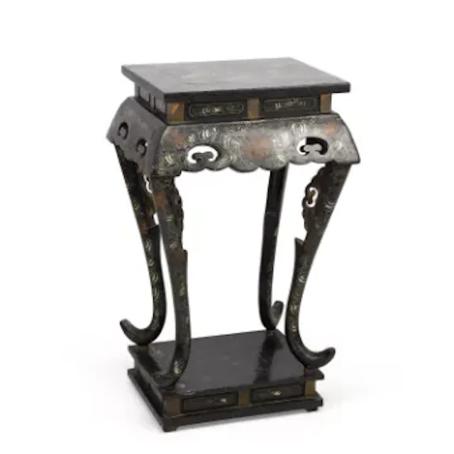 A CHINESE BLACK LACQUER VASE STAND