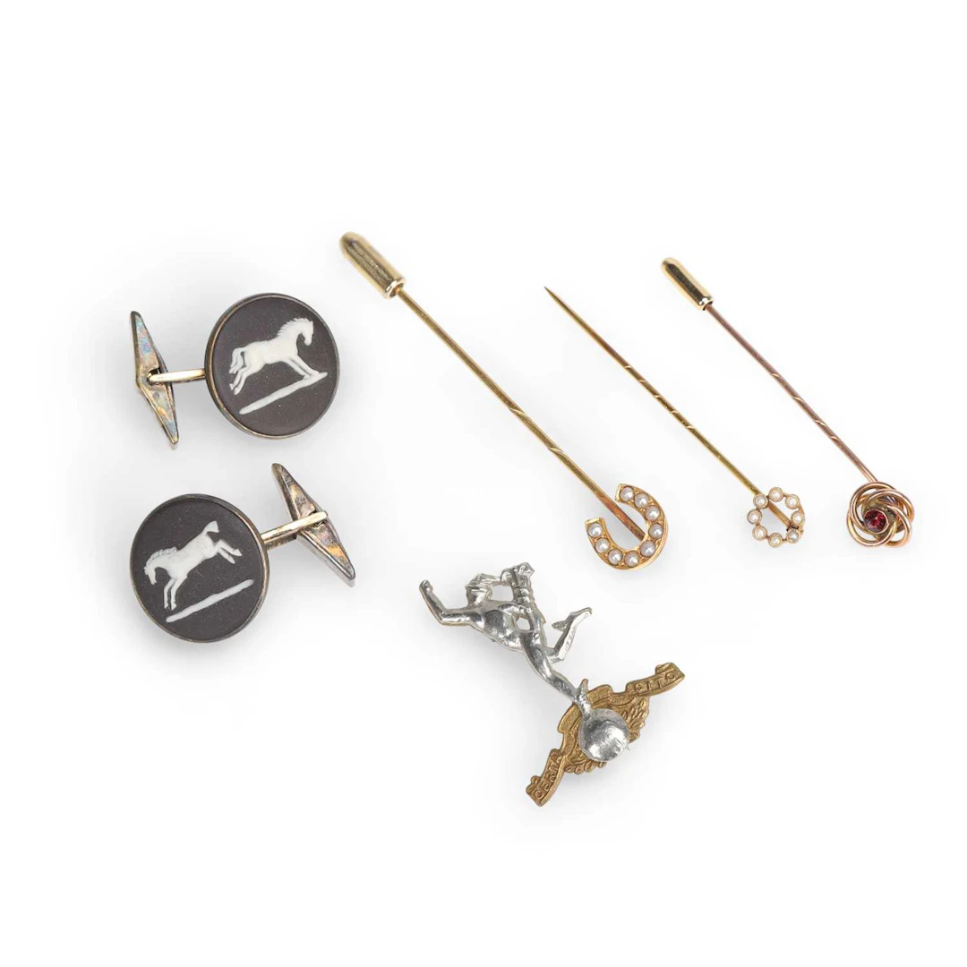 A GROUP OF JEWELLERY