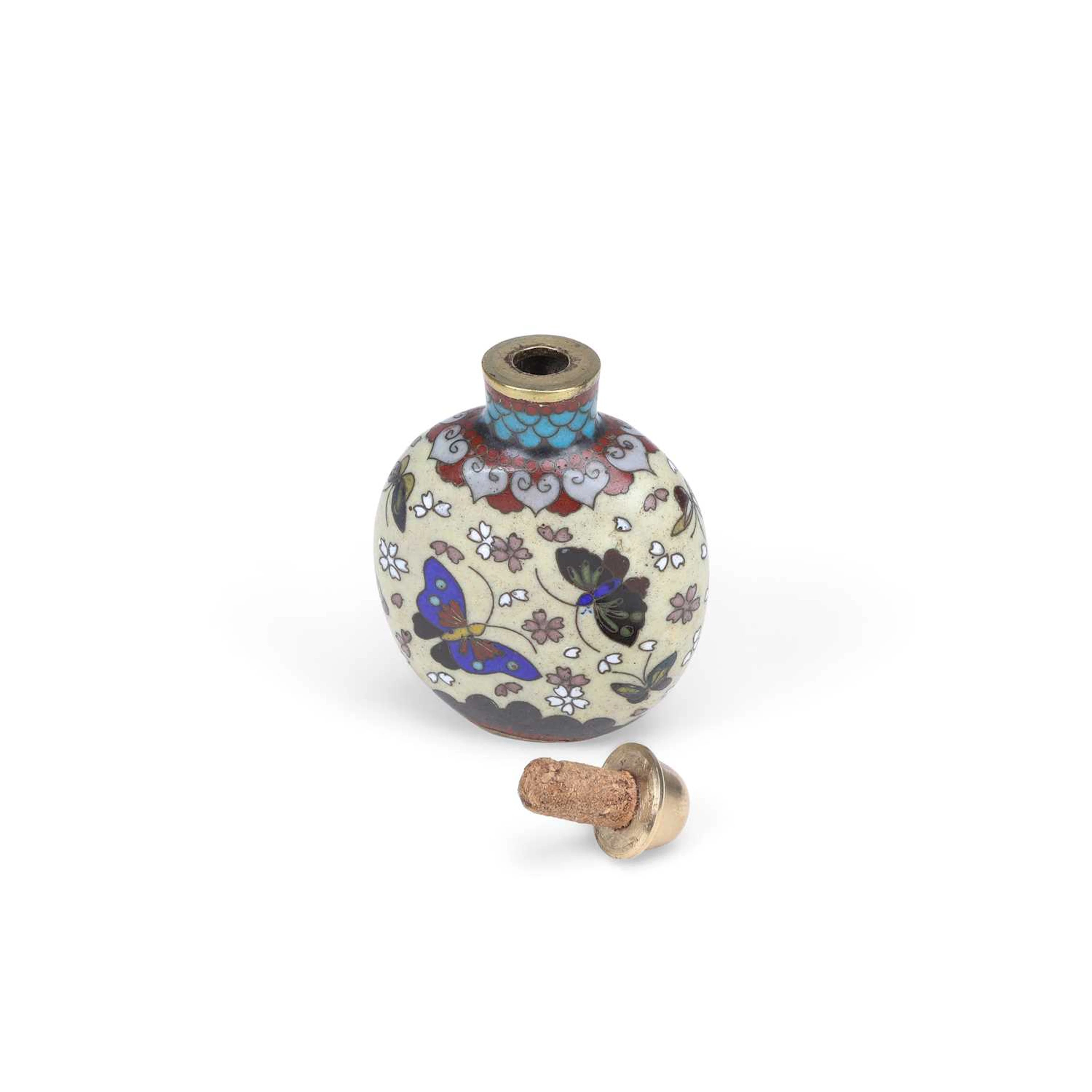 A JAPANESE CLOISONNÉ ENAMEL SNUFF BOTTLE