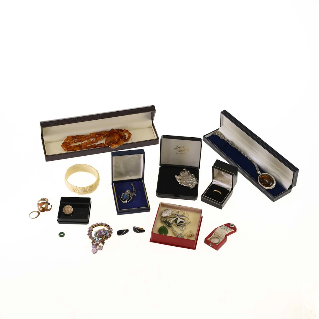 A COLLECTION OF JEWELLERY