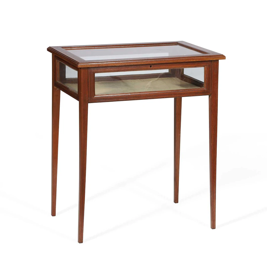 AN EDWARDIAN MAHOGANY BIJOUTERIE TABLE
