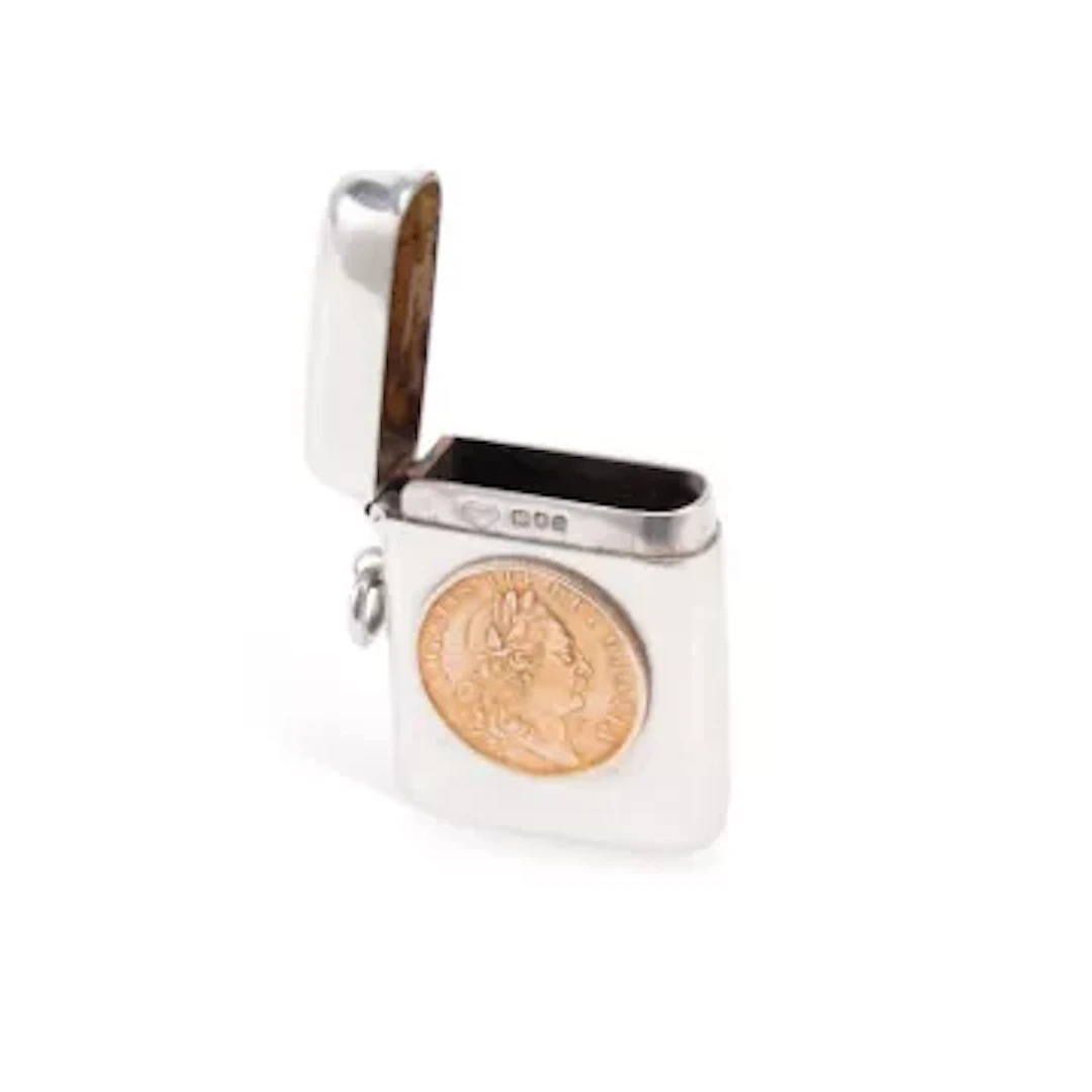 AN EDWARDIAN SILVER VESTA CASE