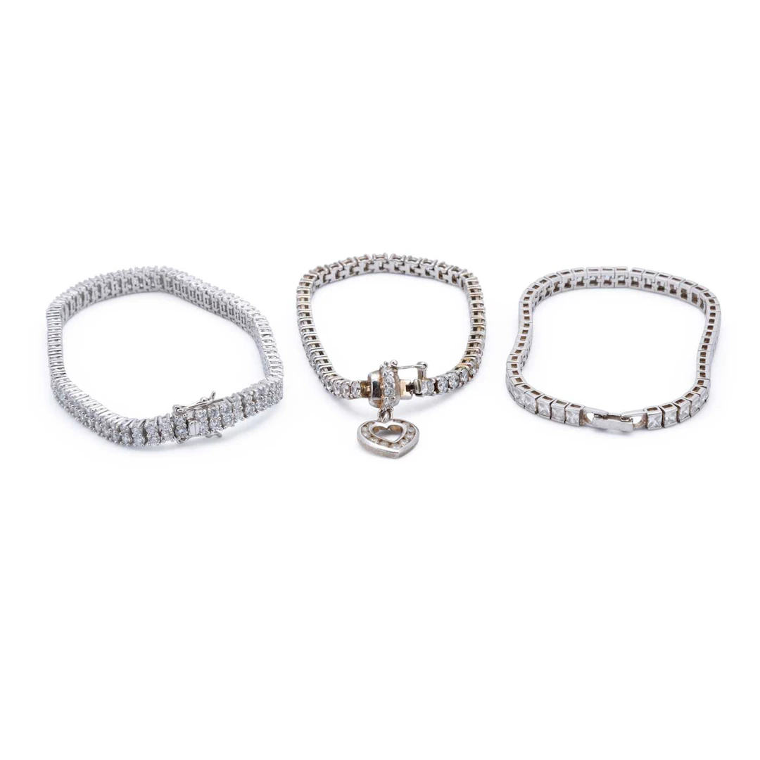 A GROUP OF SILVER AND GEM-SET JEWELLERY