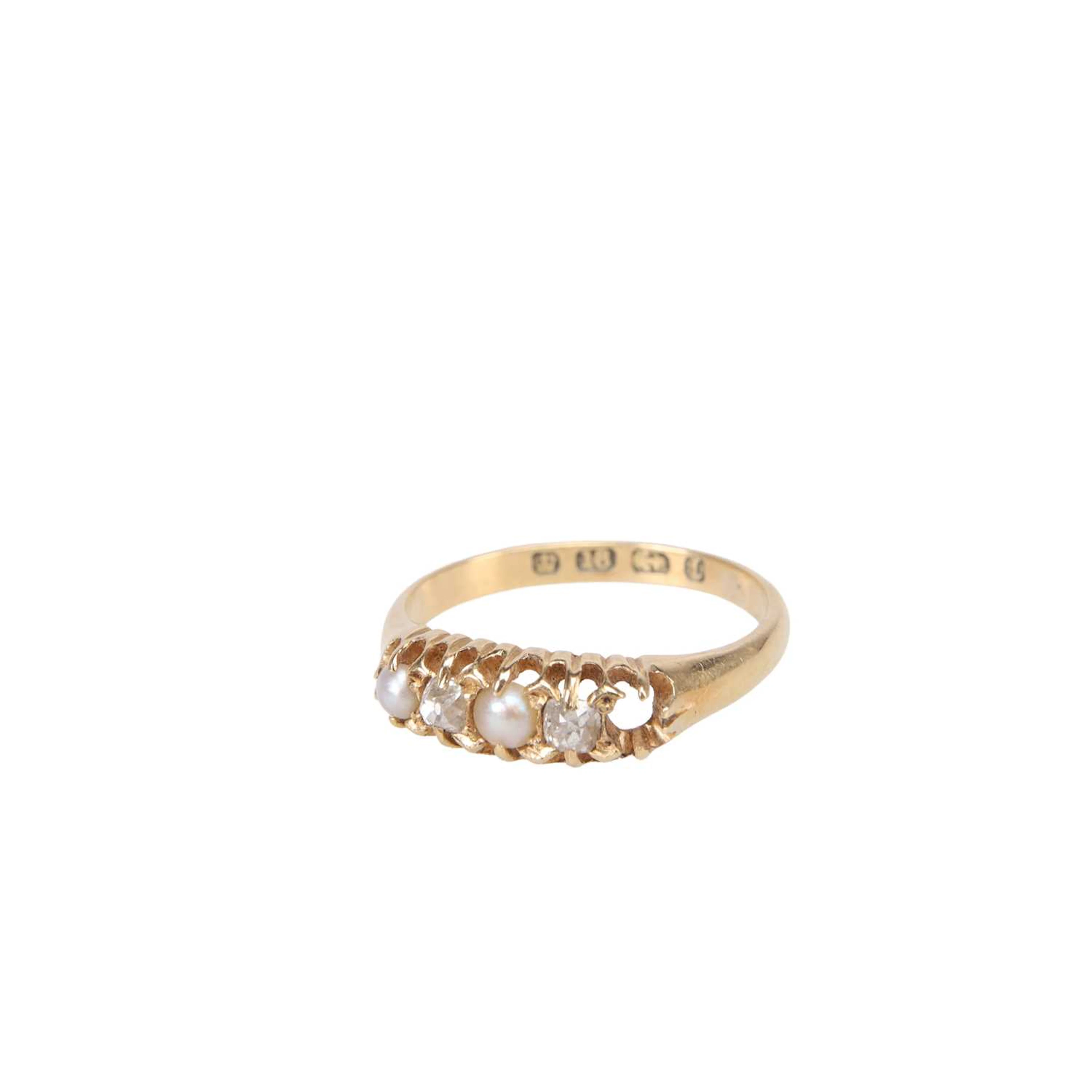 A VICTORIAN 18 CARAT GOLD DIAMOND AND SPLIT PEARL RING