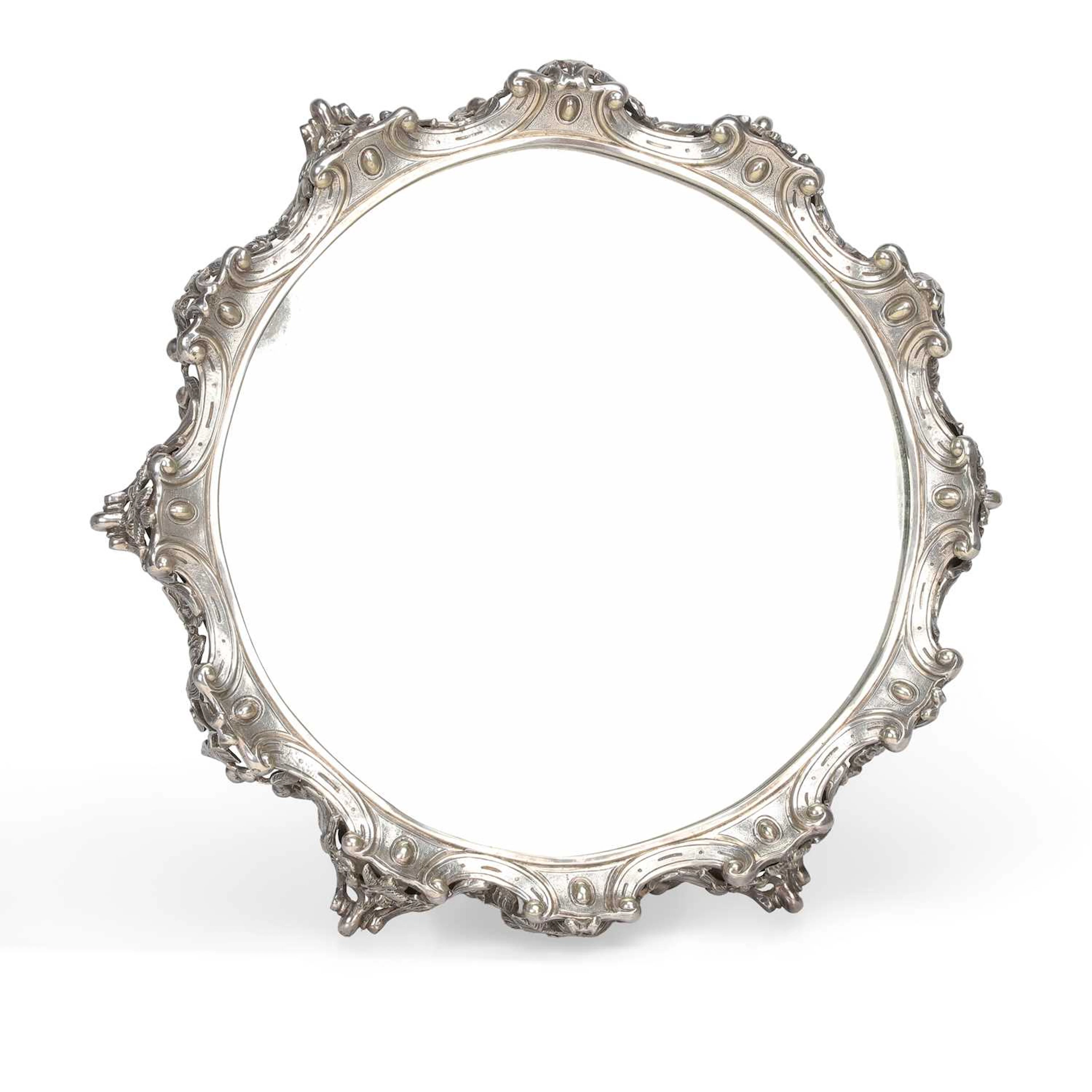 A SILVER PLATED MIRRORED PLATEAU OR CAKE STAND