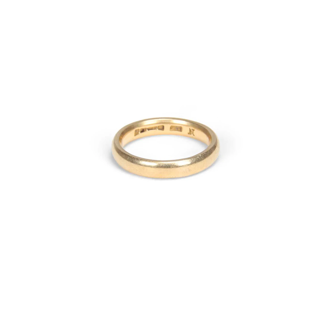 AN 18CT GOLD BAND RING