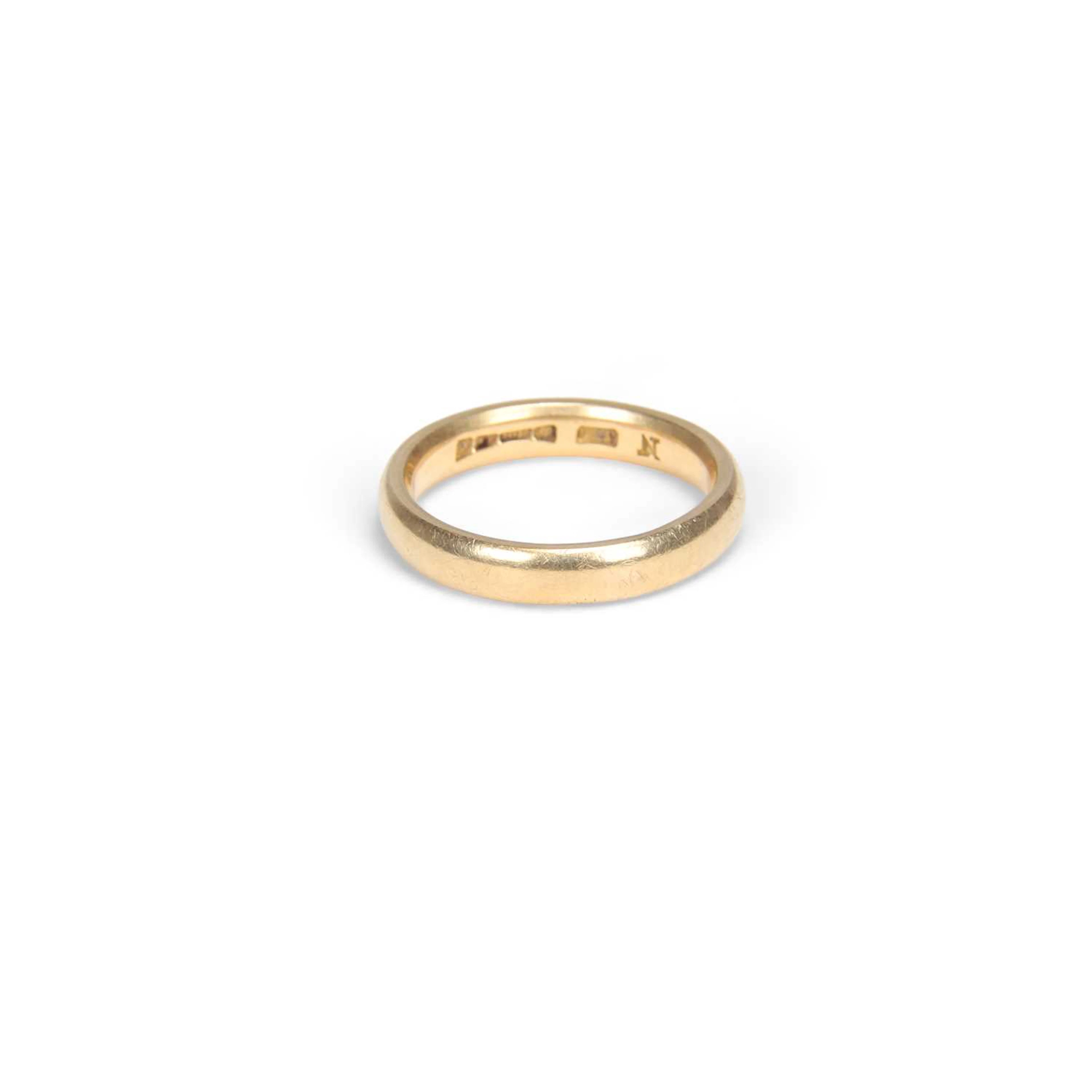 AN 18CT GOLD BAND RING