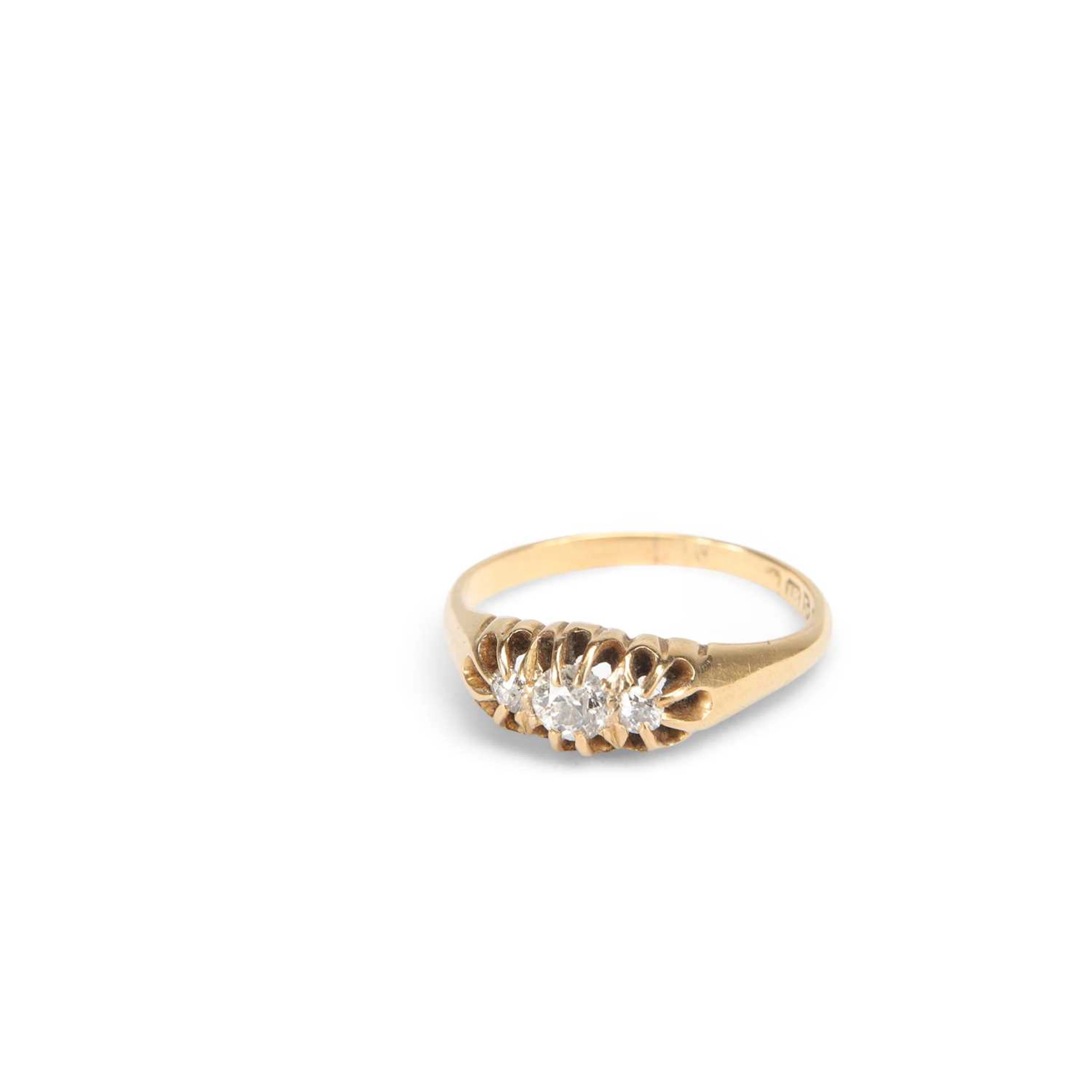 AN 18 CARAT GOLD DIAMOND BOAT RING