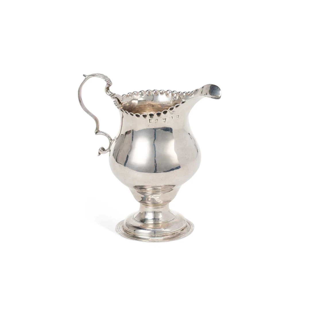A GEORGIAN SILVER CREAM JUG