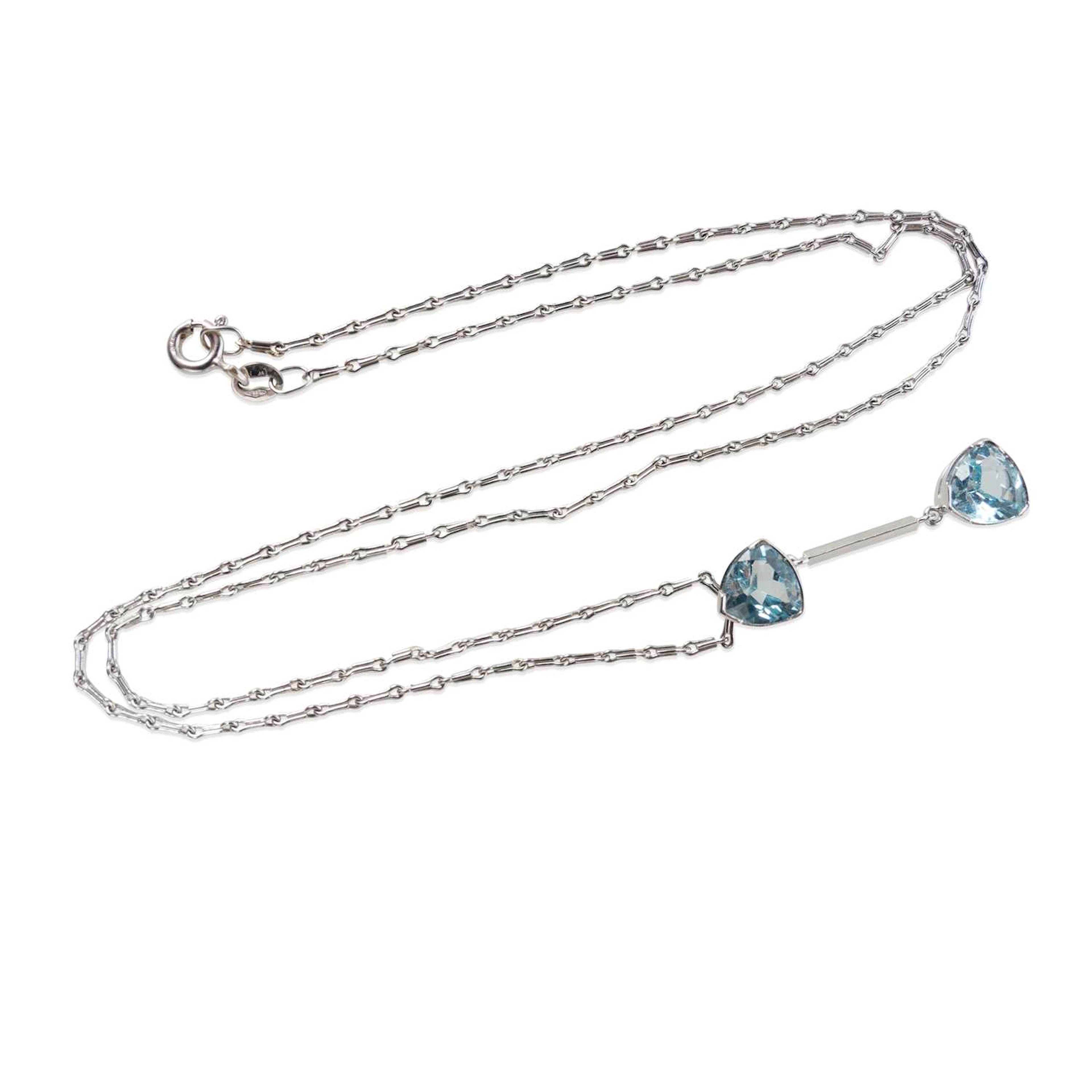 A 9 CARAT WHITE GOLD BLUE TOPAZ PENDANT NECKLACE