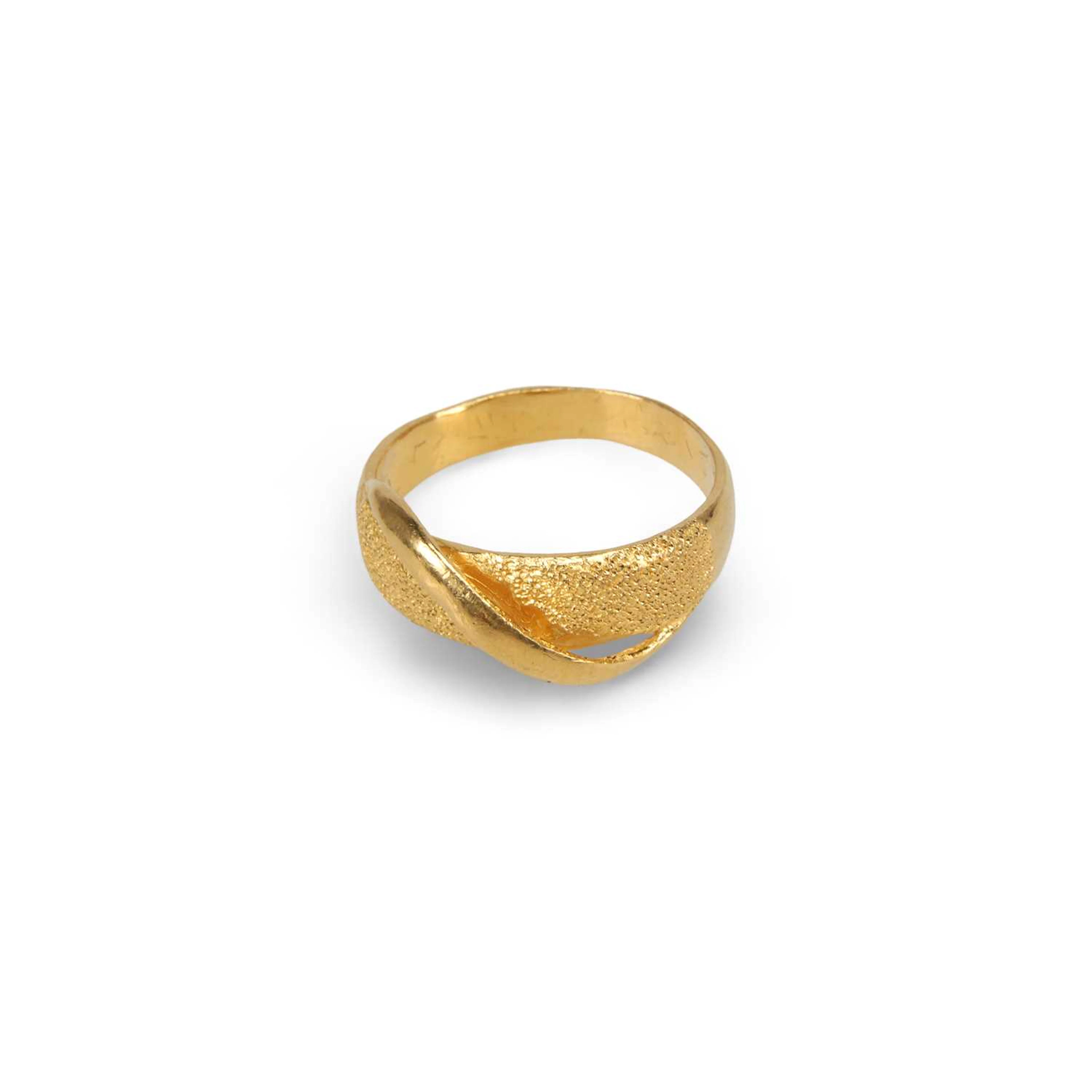 A GOLD TEXTURED RING
