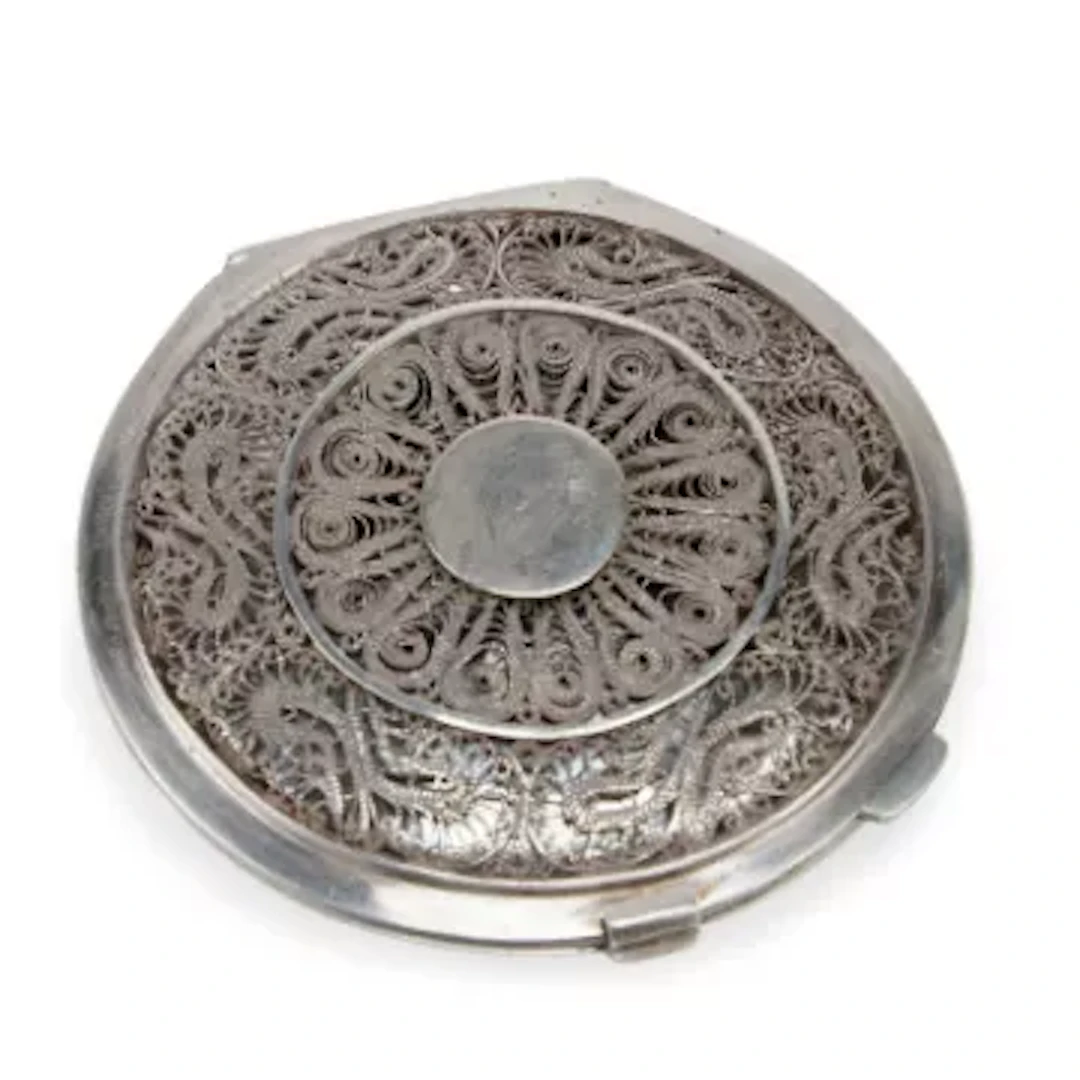 AN IRAQI SILVER AND NIELLO COMPACT