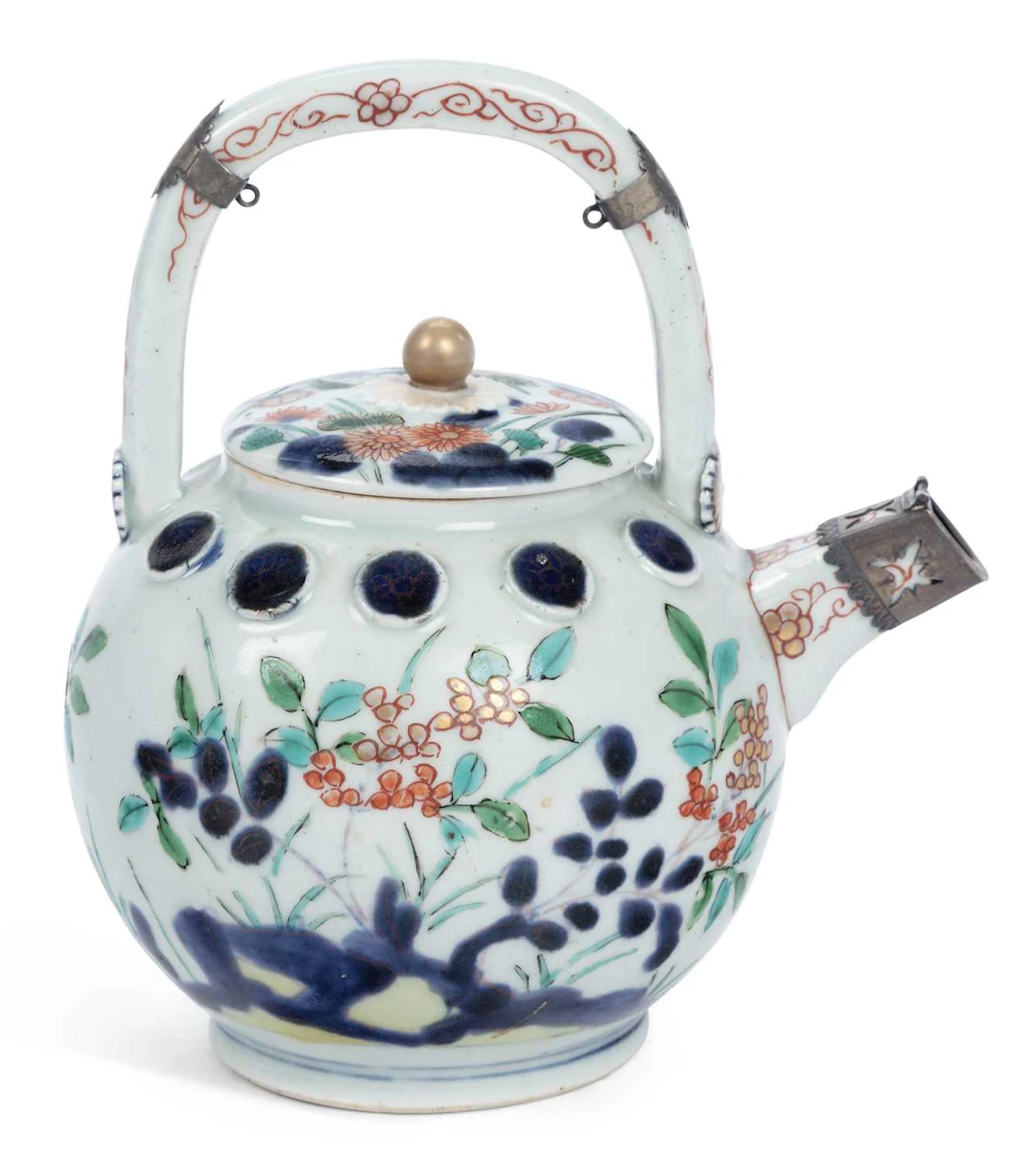A JAPANESE ARITA PORCELAIN TEAPOT AND COVER LATE 17TH/ EARLY 18TH CENTURY