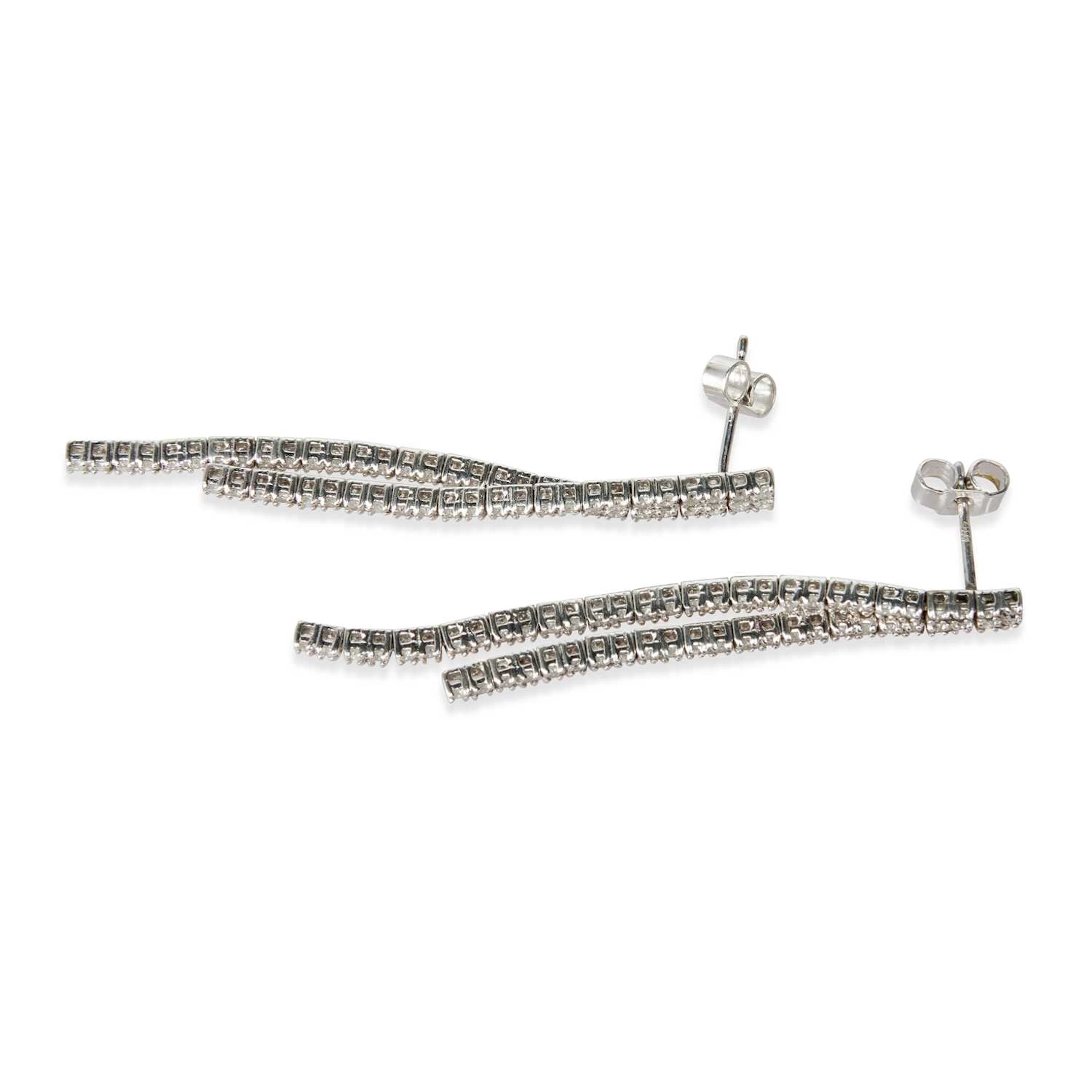 A PAIR OF 18 CARAT WHITE GOLD DIAMOND PENDANT EARRINGS
