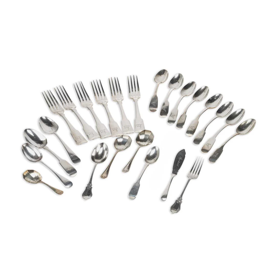A LARGE GROUP OF SILVER FLATWARE