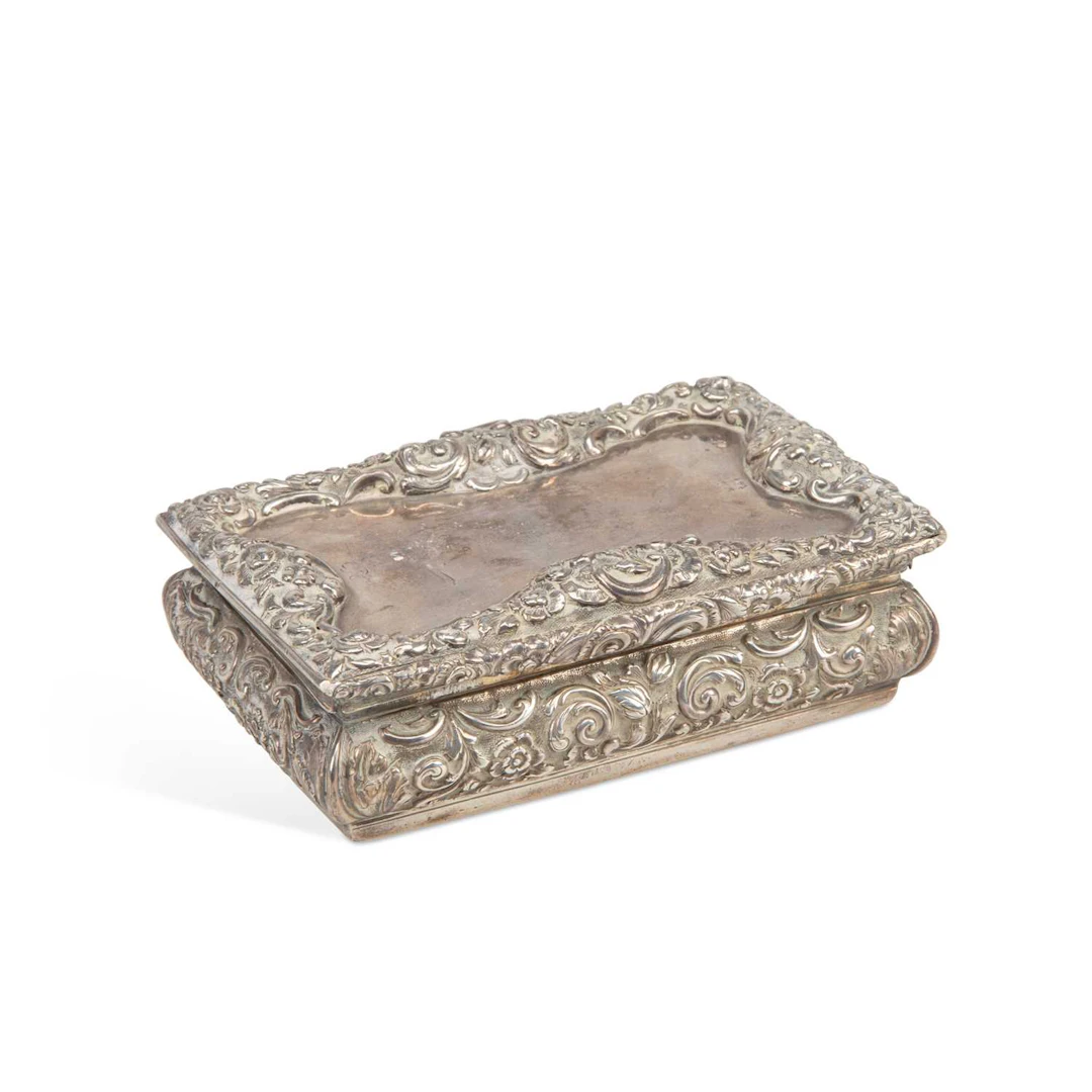 A VICTORIAN SILVER SNUFF BOX