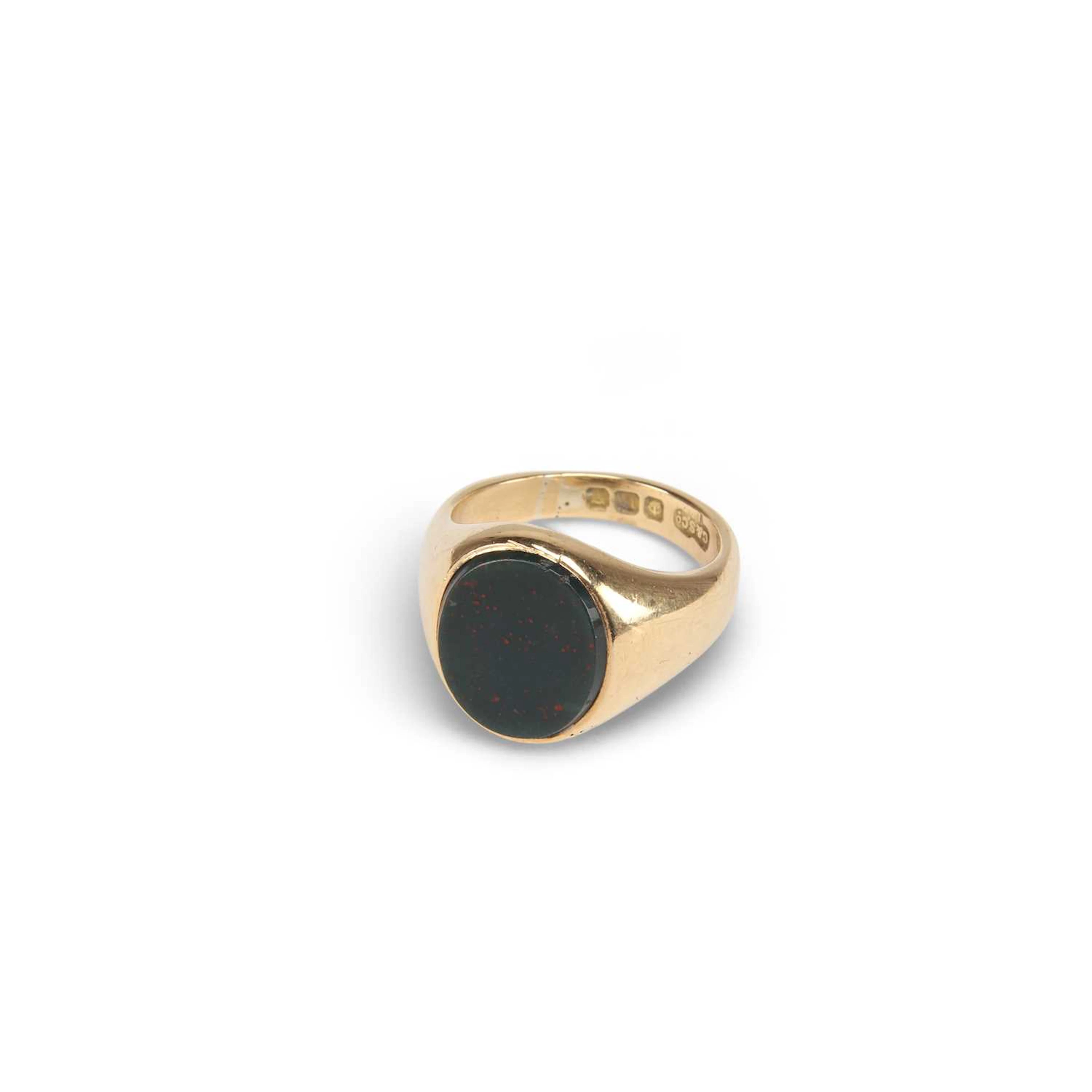 AN 18 CARAT GOLD BLOODSTONE SIGNET RING