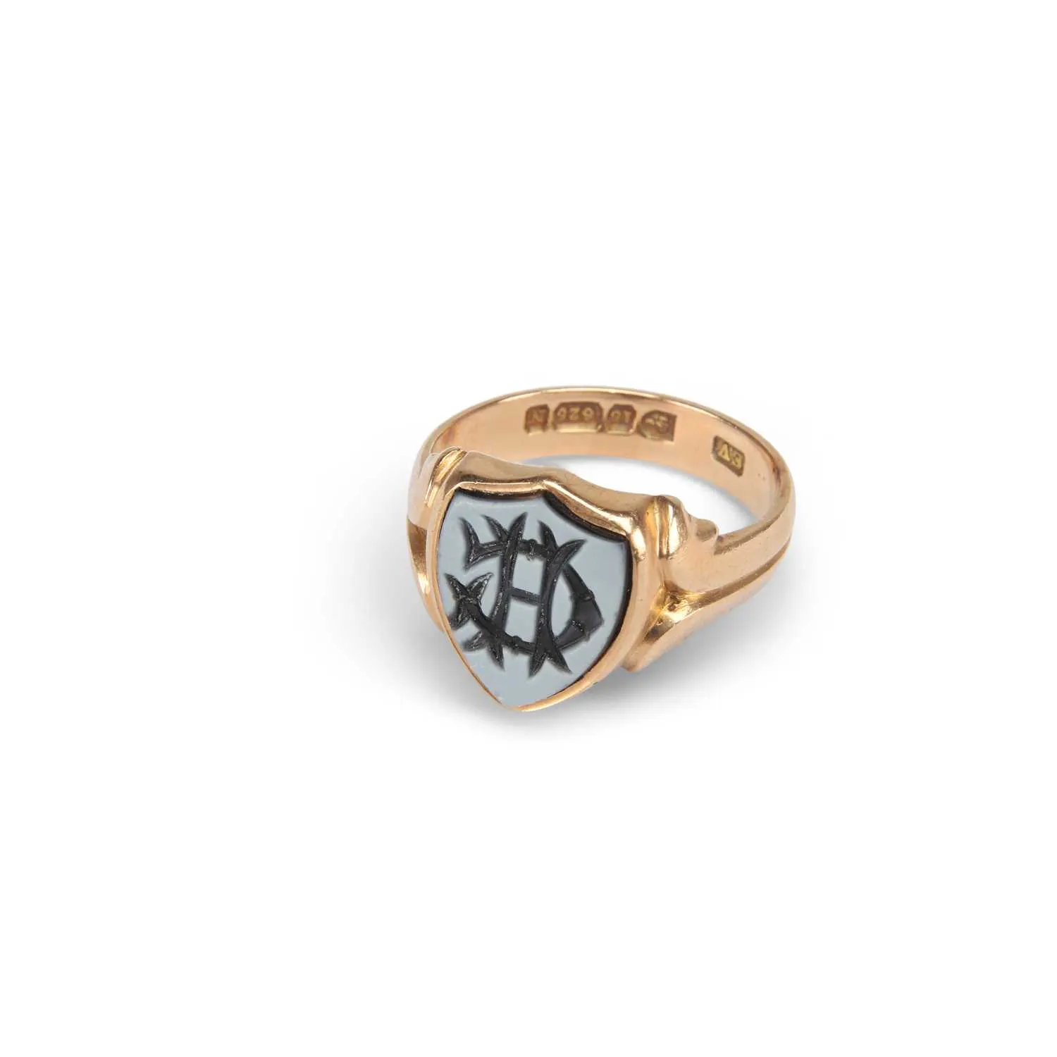 A 15 CARAT GOLD SARDONYX INTAGLIO SIGNET RING