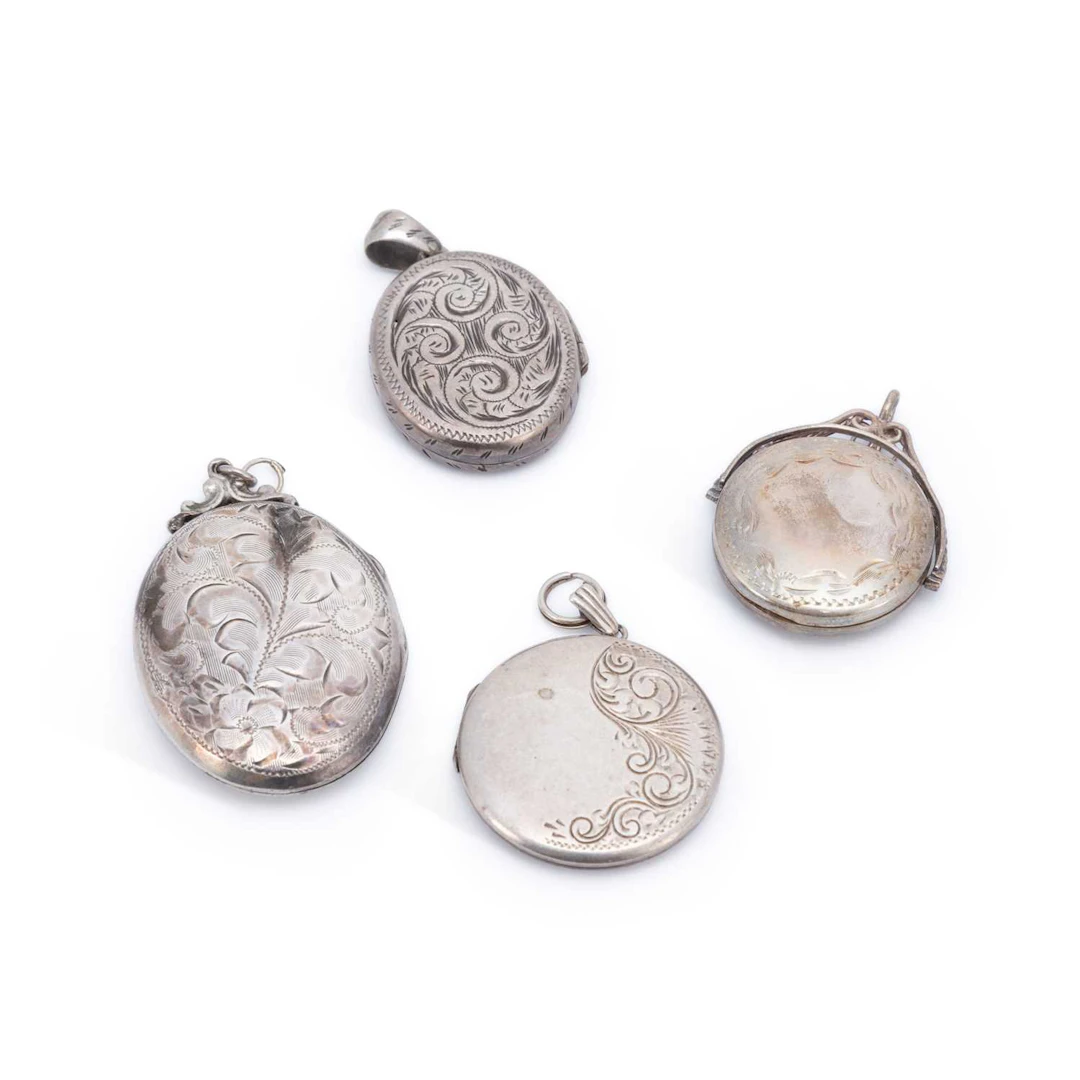 A GROUP OF SILVER JEWELLERY