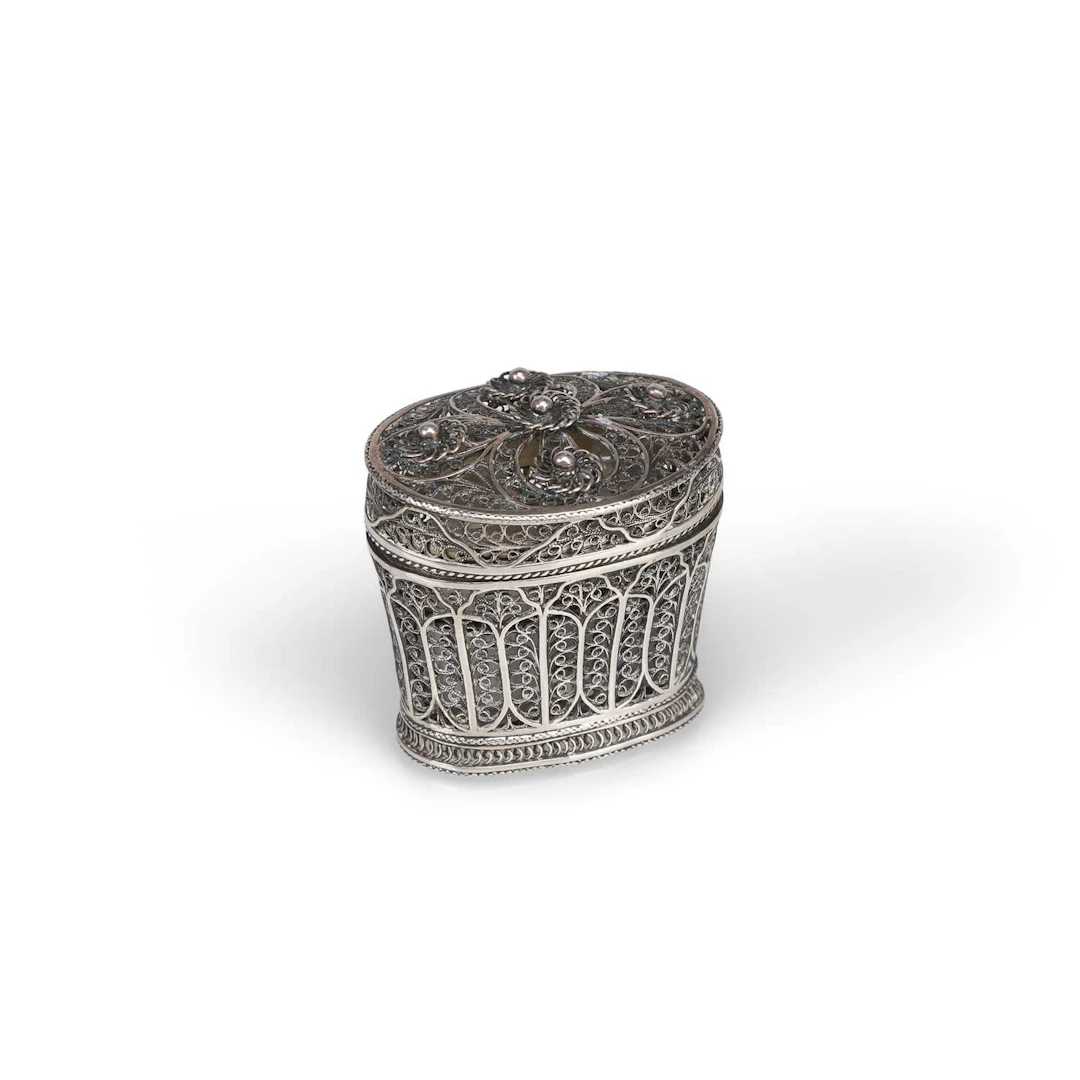 A SILVER FILIGREE SCENT BOTTLE CASE