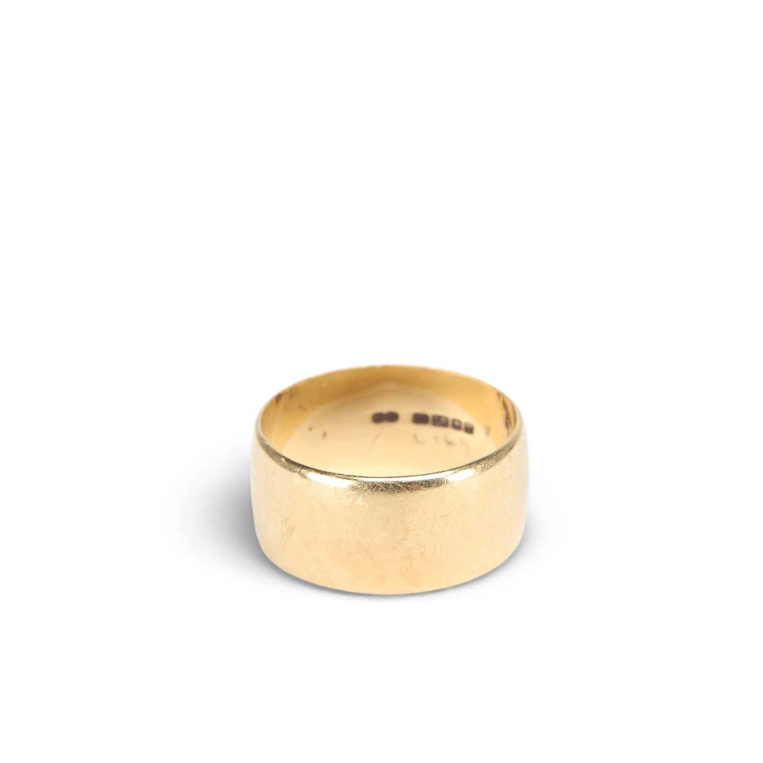 AN 18 CARAT GOLD BAND RING