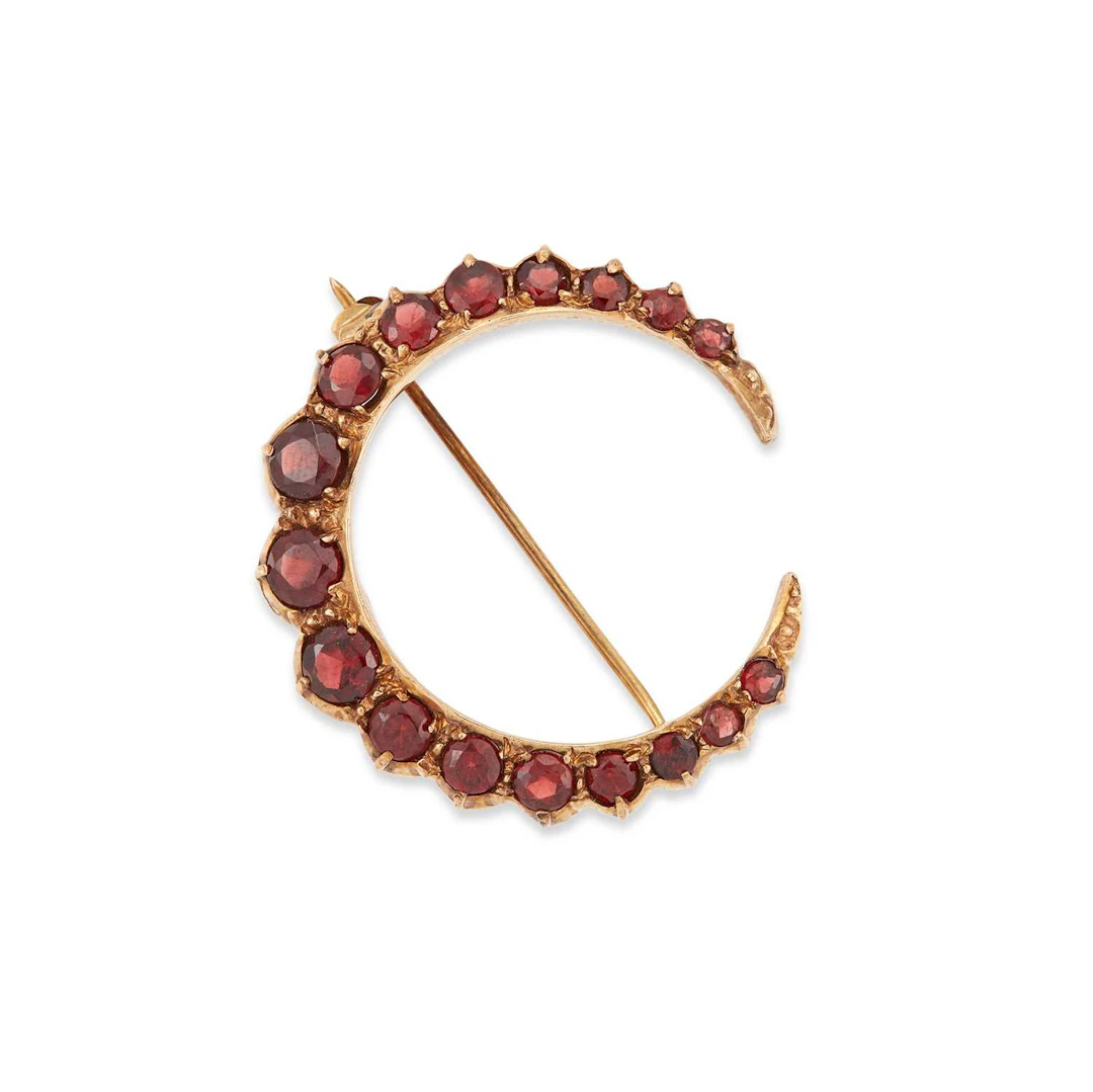 A 9 CARAT GOLD ANTIQUE STYLE GARNET CRESCENT BROOCH