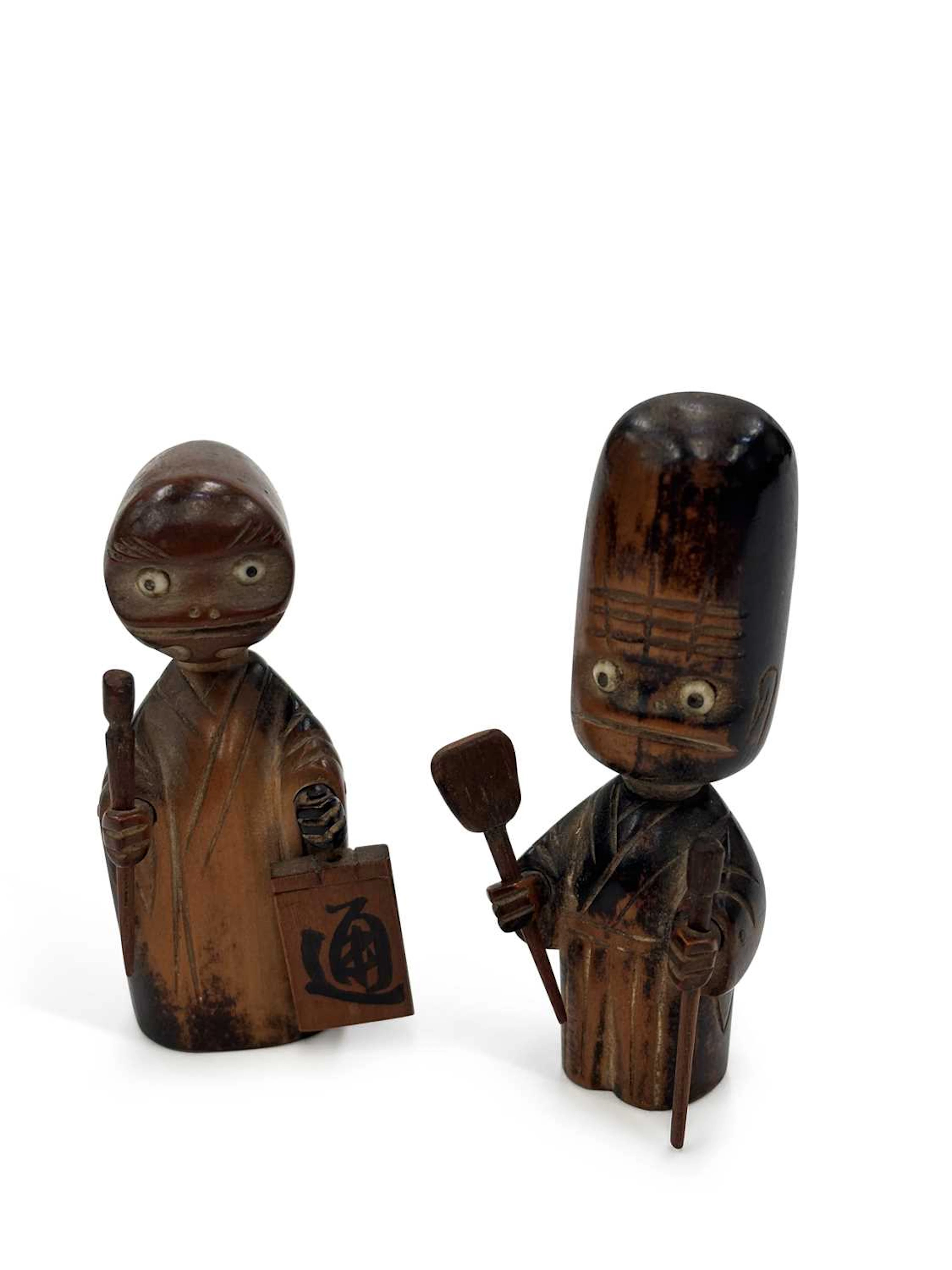 A PAIR OF CARVED WOOD KOBE NINGYO FIGURES TAISHO PERIOD