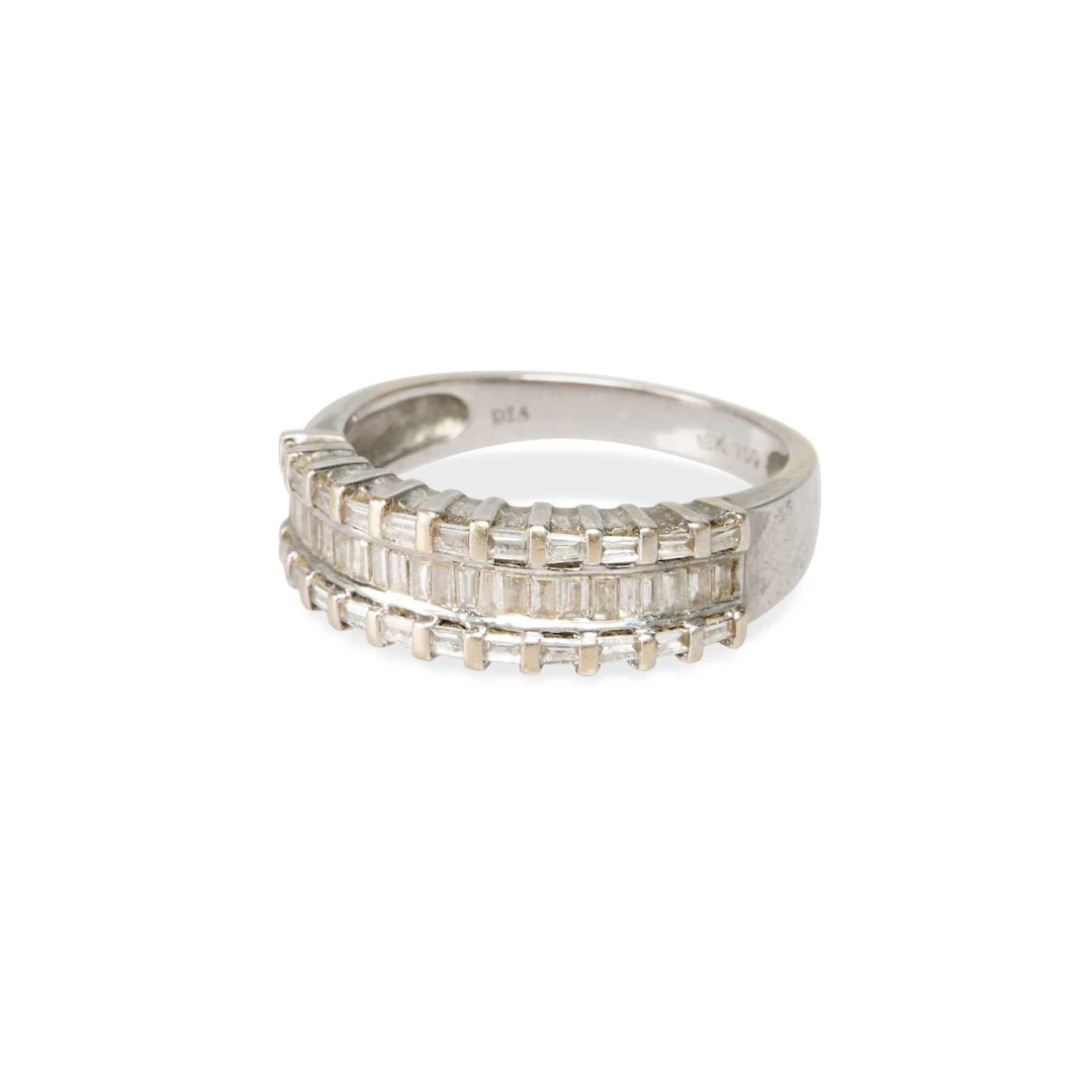 AN 18 CARAT WHITE GOLD DIAMOND BAND RING