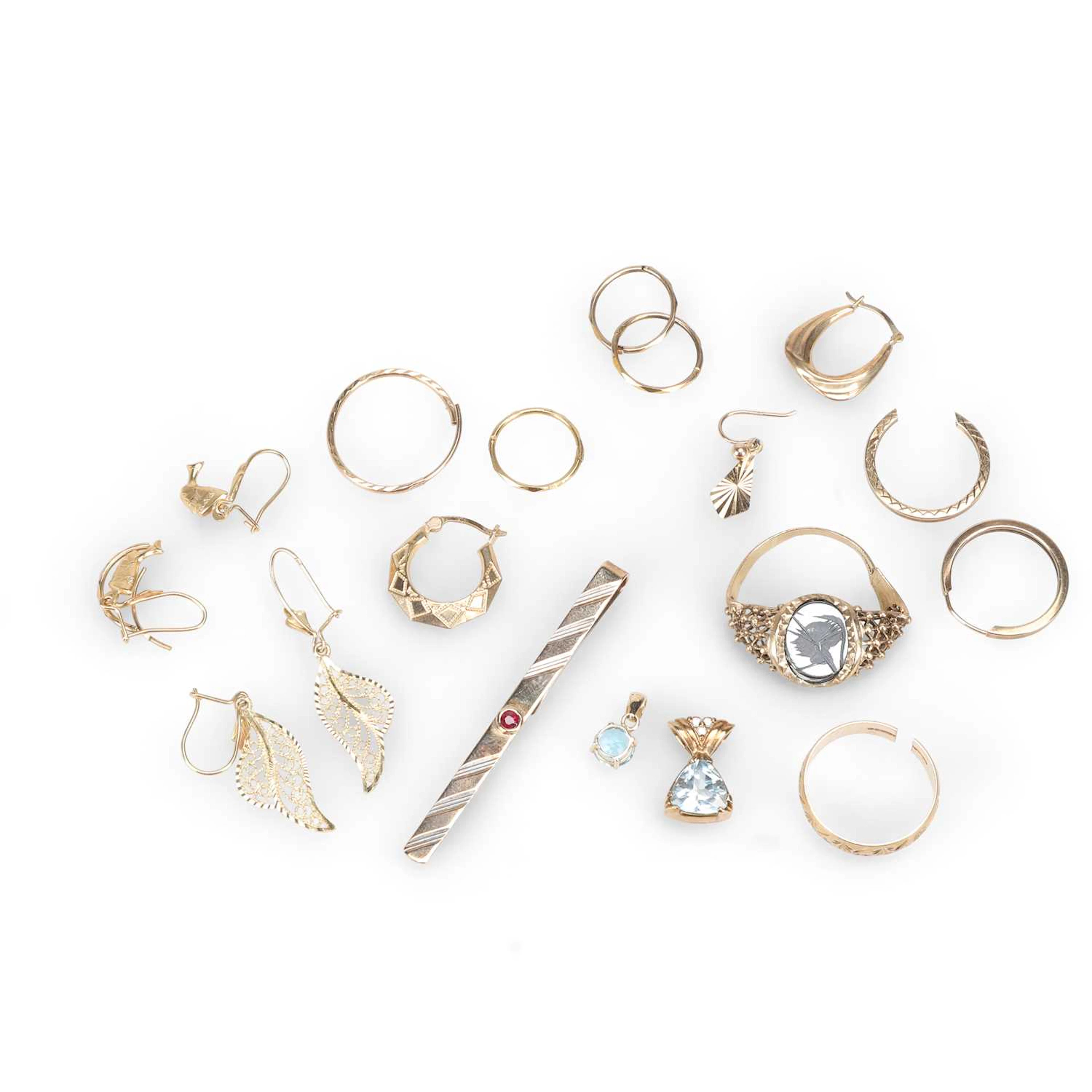 A GROUP OF 9 CARAT GOLD JEWELLERY