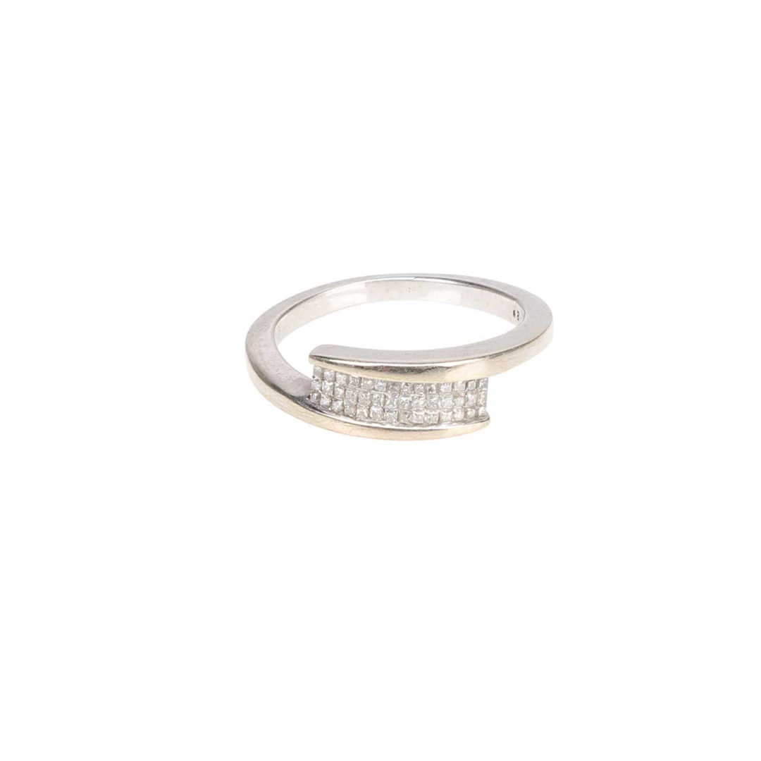 A 9 CARAT WHITE GOLD DIAMOND RING