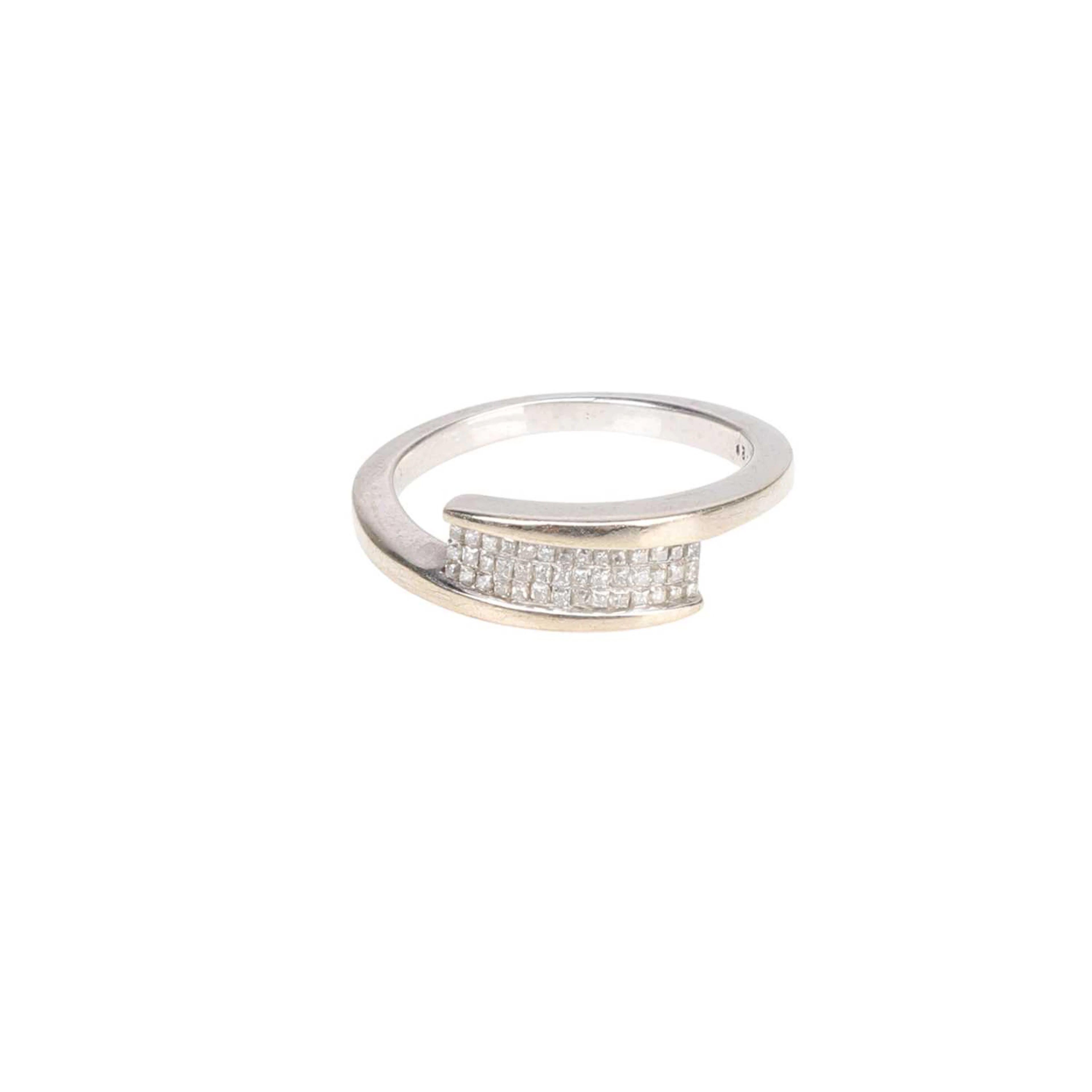 A 9 CARAT WHITE GOLD DIAMOND RING