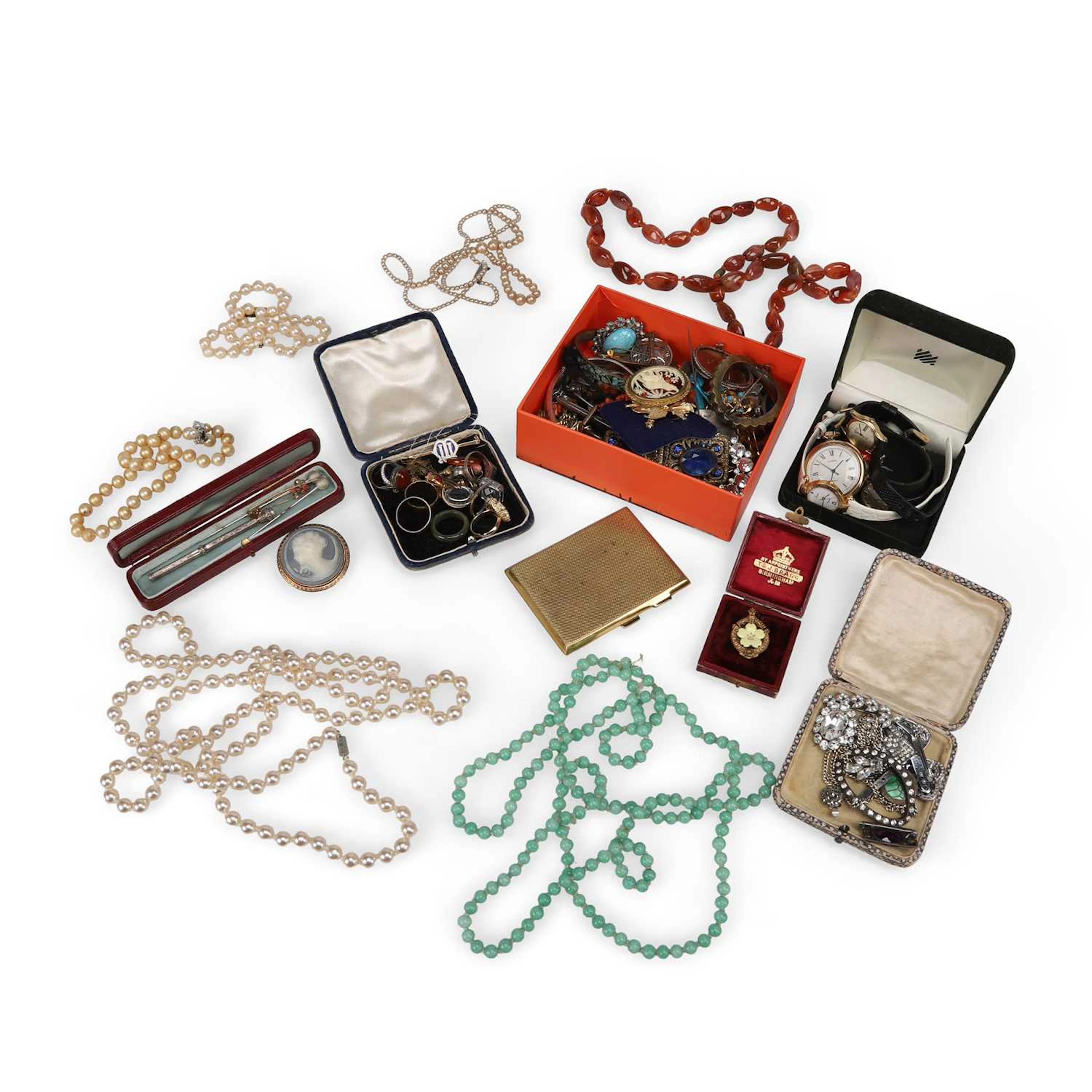 A GROUP OF SILVER JEWELLERY, COSTUME JEWELLERY AND COLLECTABLES