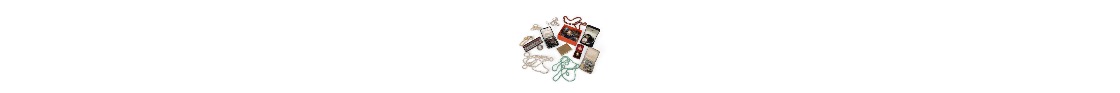 A GROUP OF SILVER JEWELLERY, COSTUME JEWELLERY AND COLLECTABLES