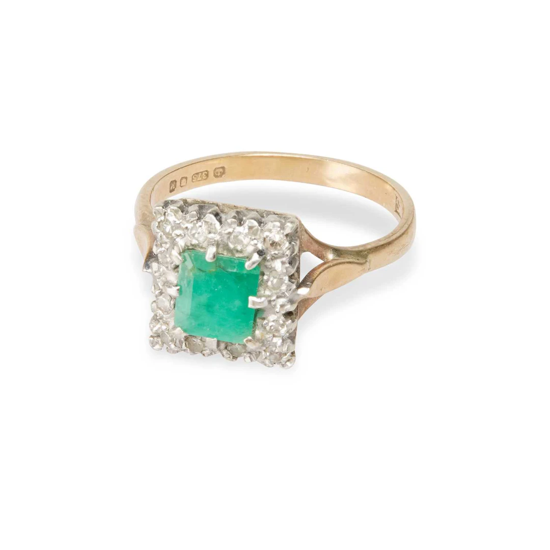 A 9 CARAT GOLD EMERALD AND DIAMOND CLUSTER RING