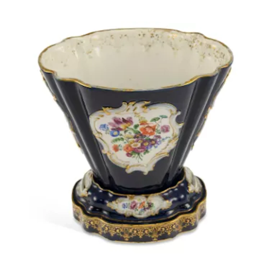 A MEISSEN PORCELAIN CACHEPOT AND STAND CIRCA 1870