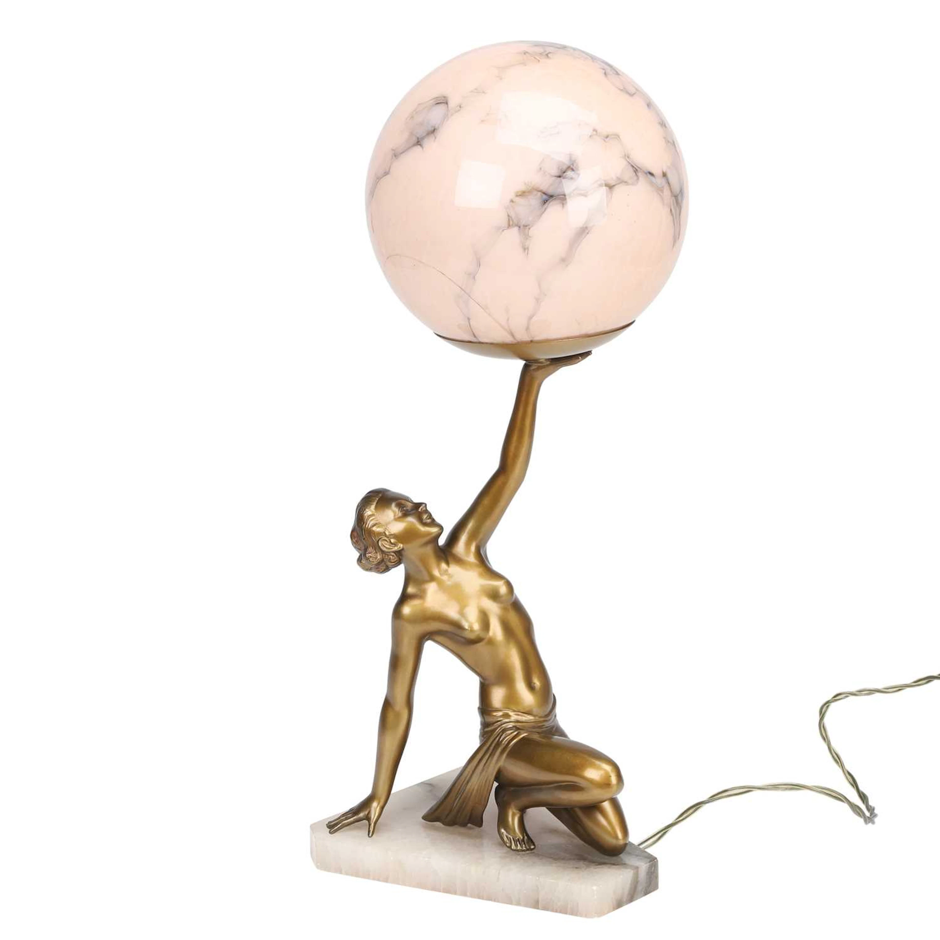 AN ART DECO STYLE GILT SPELTER FIGURAL TABLE LAMP