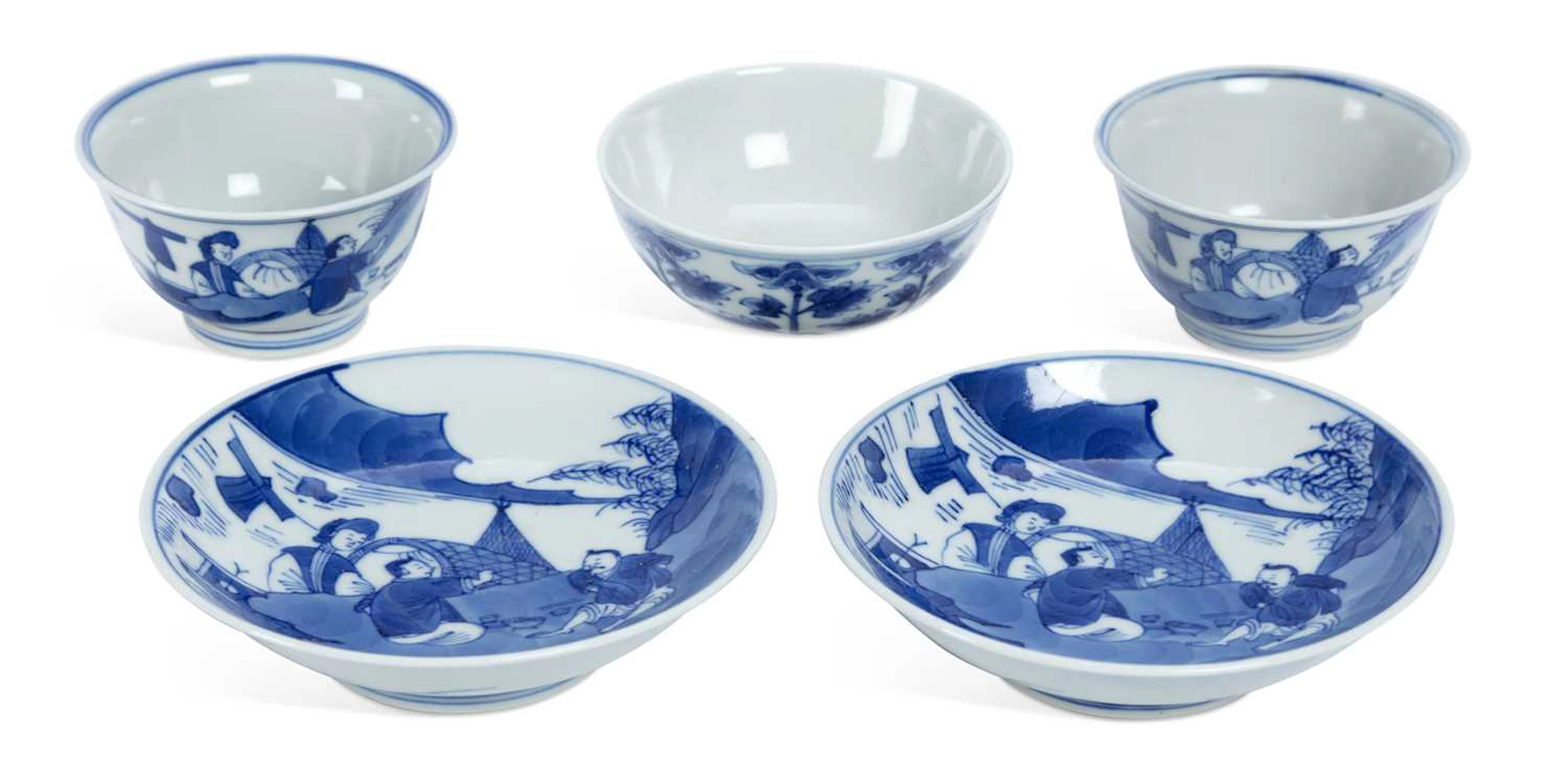 A PAIR OF CHINESE BLUE AND WHITE TEABOWLS AND SAUCERS