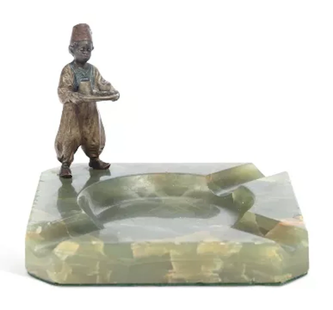 AN AUSTRIAN COLD PAINTED BRONZE AND ONYX ASHTRAY EARLY 20TH CENTURY