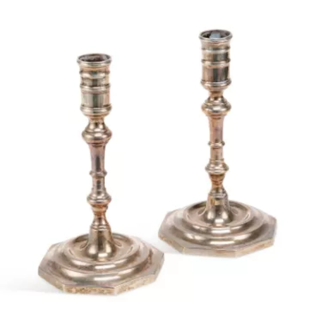 A PAIR OF 18TH CENTURY SILVER CANDLESTICKS