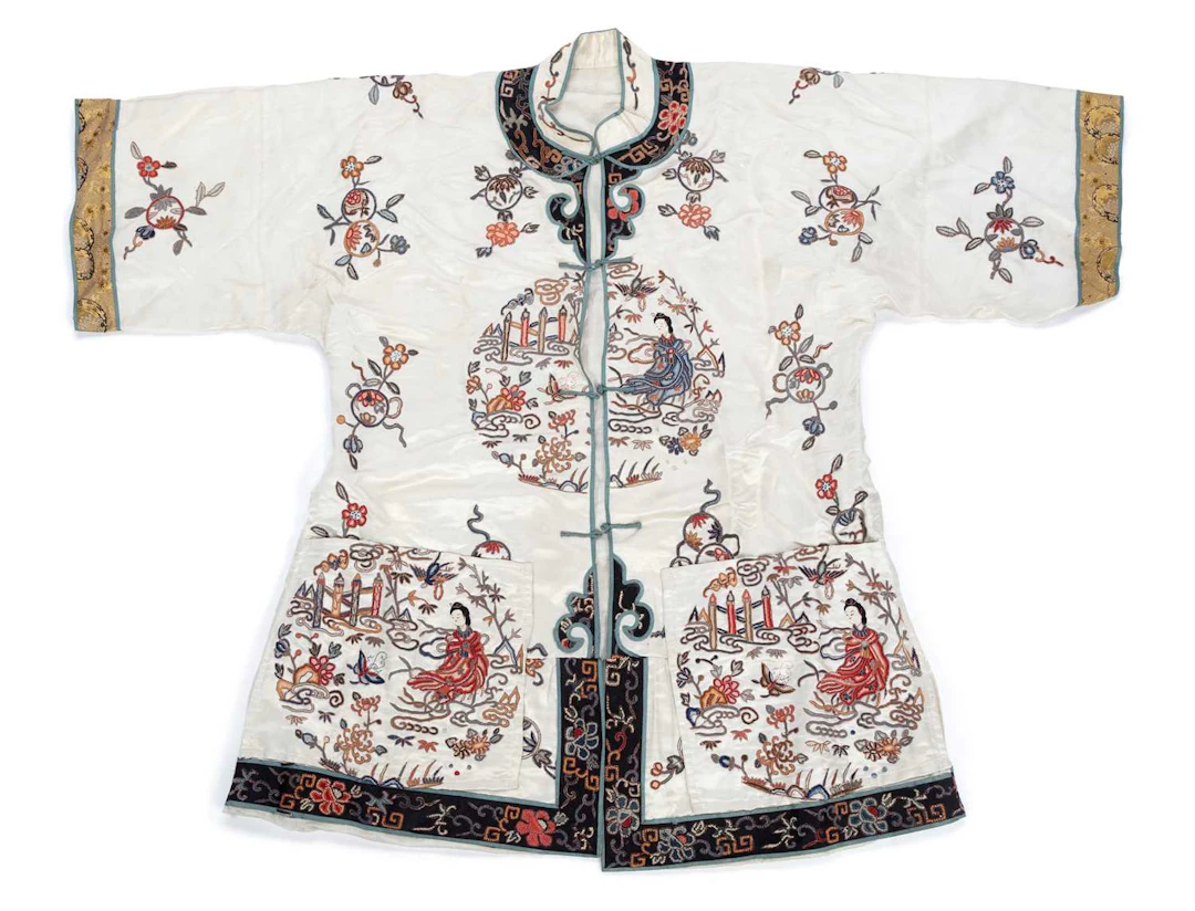 A CHINESE SILK EMBROIDERED JACKET EARLY 20TH CENTURY