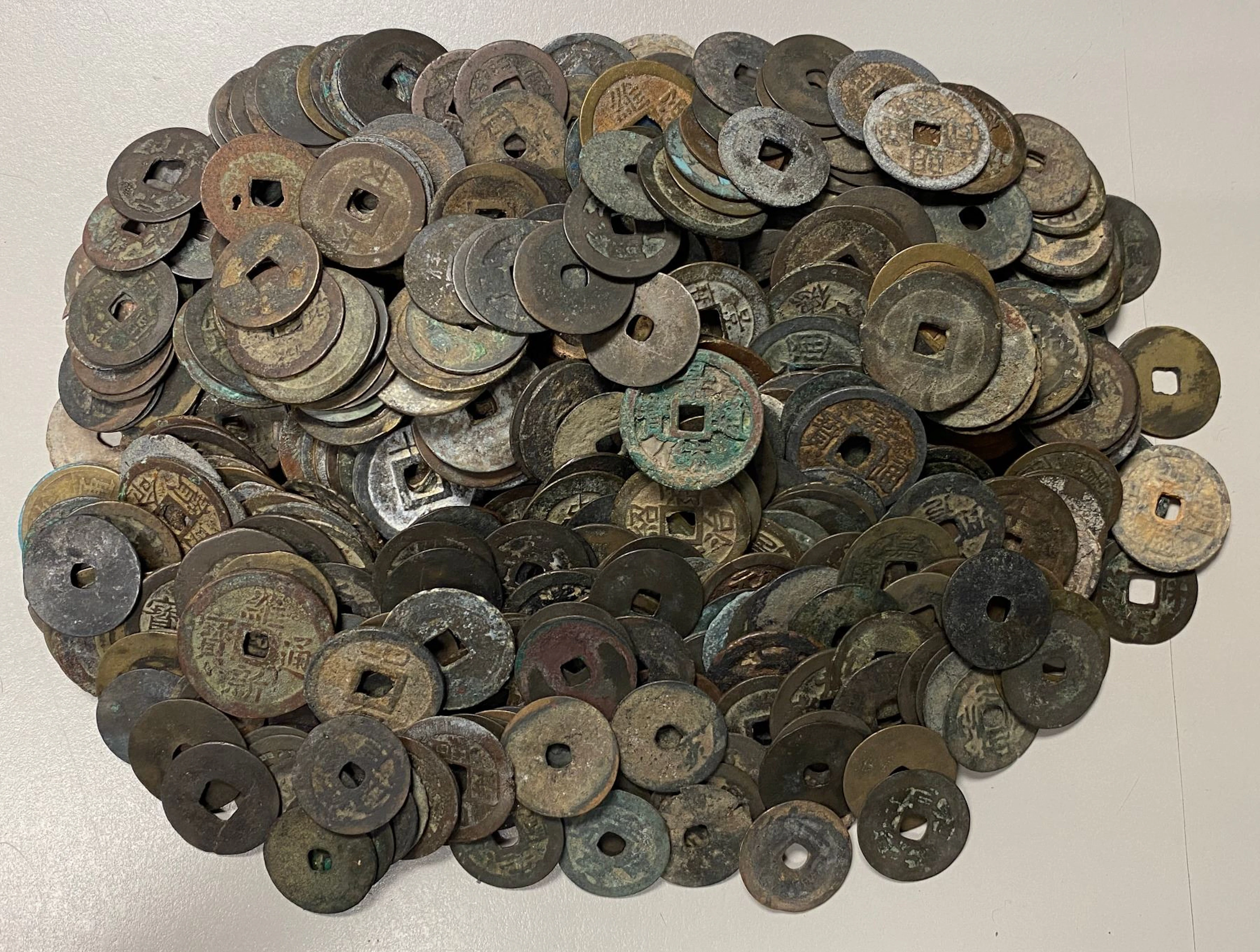 VIETNAM: LOT of 472 coins