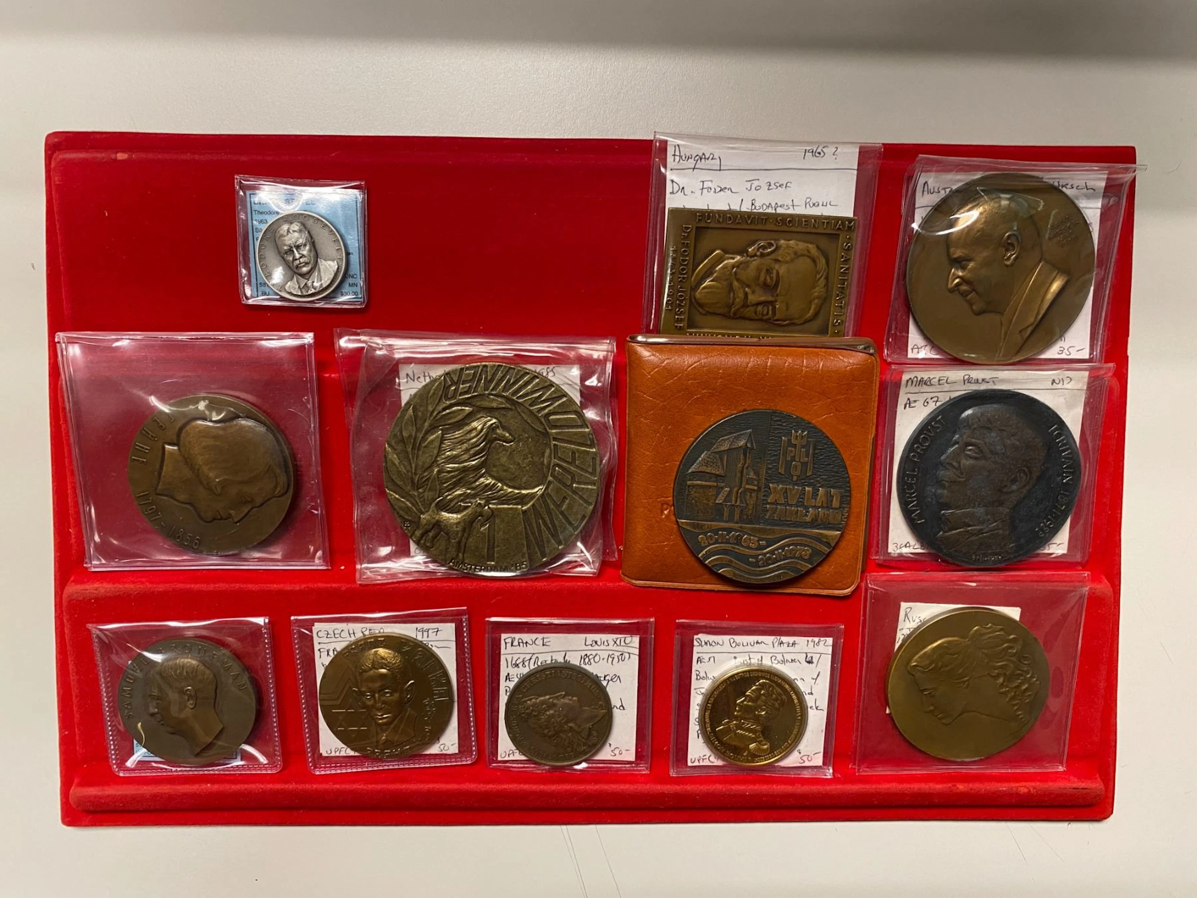 WORLDWIDE: LOT of 12 medals