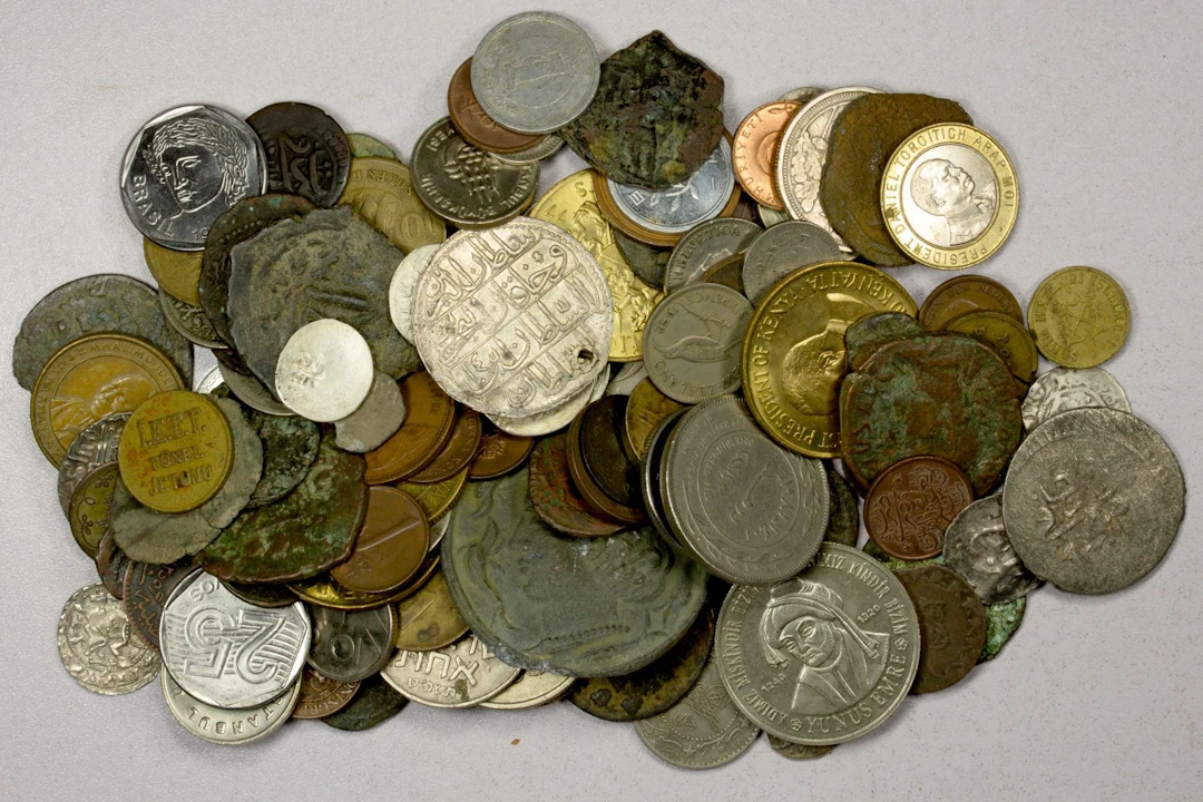 WORLDWIDE: LOT of 28 silver and 92 base metal pieces
