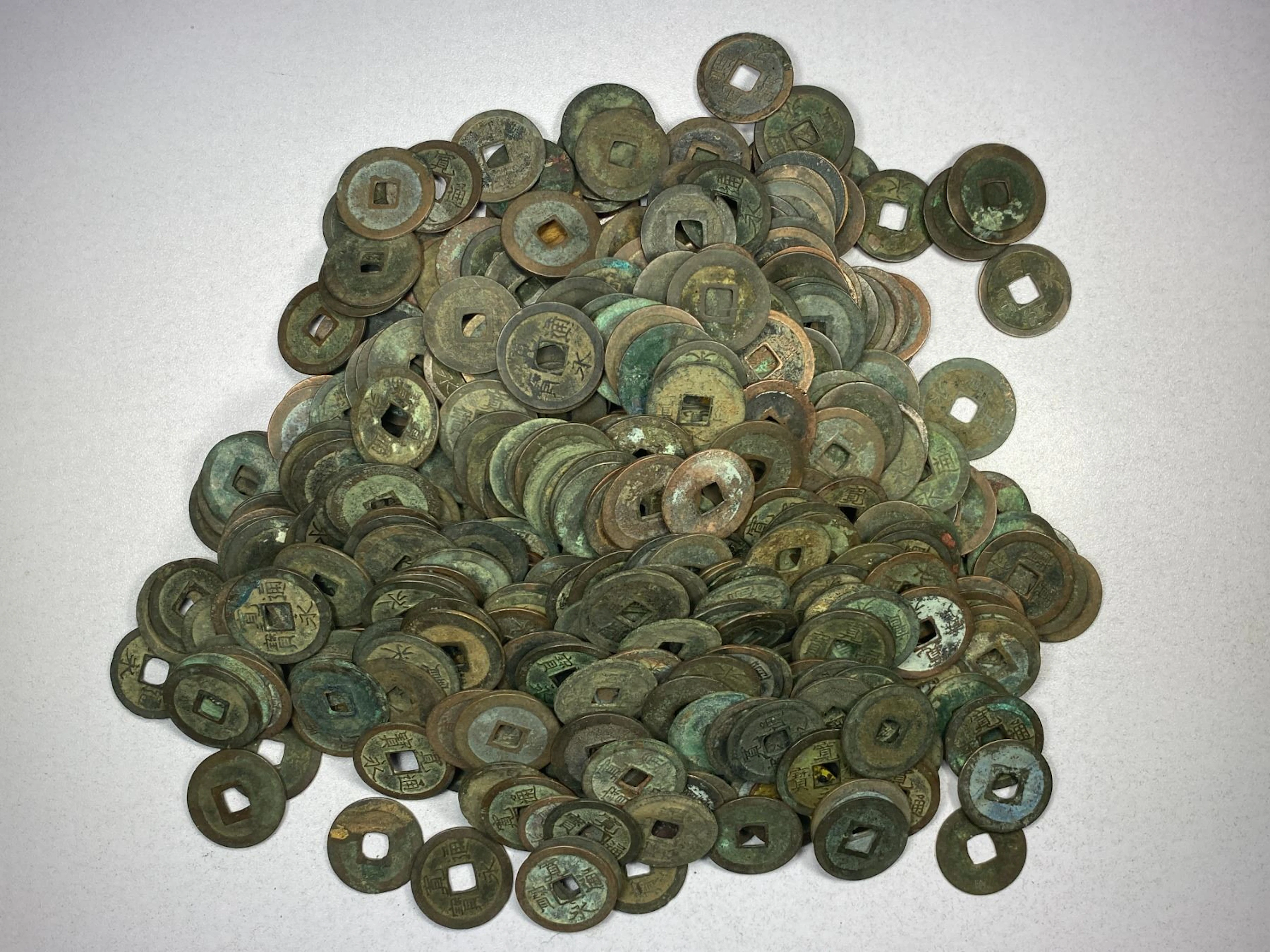 JAPAN: LOT of 440 coins