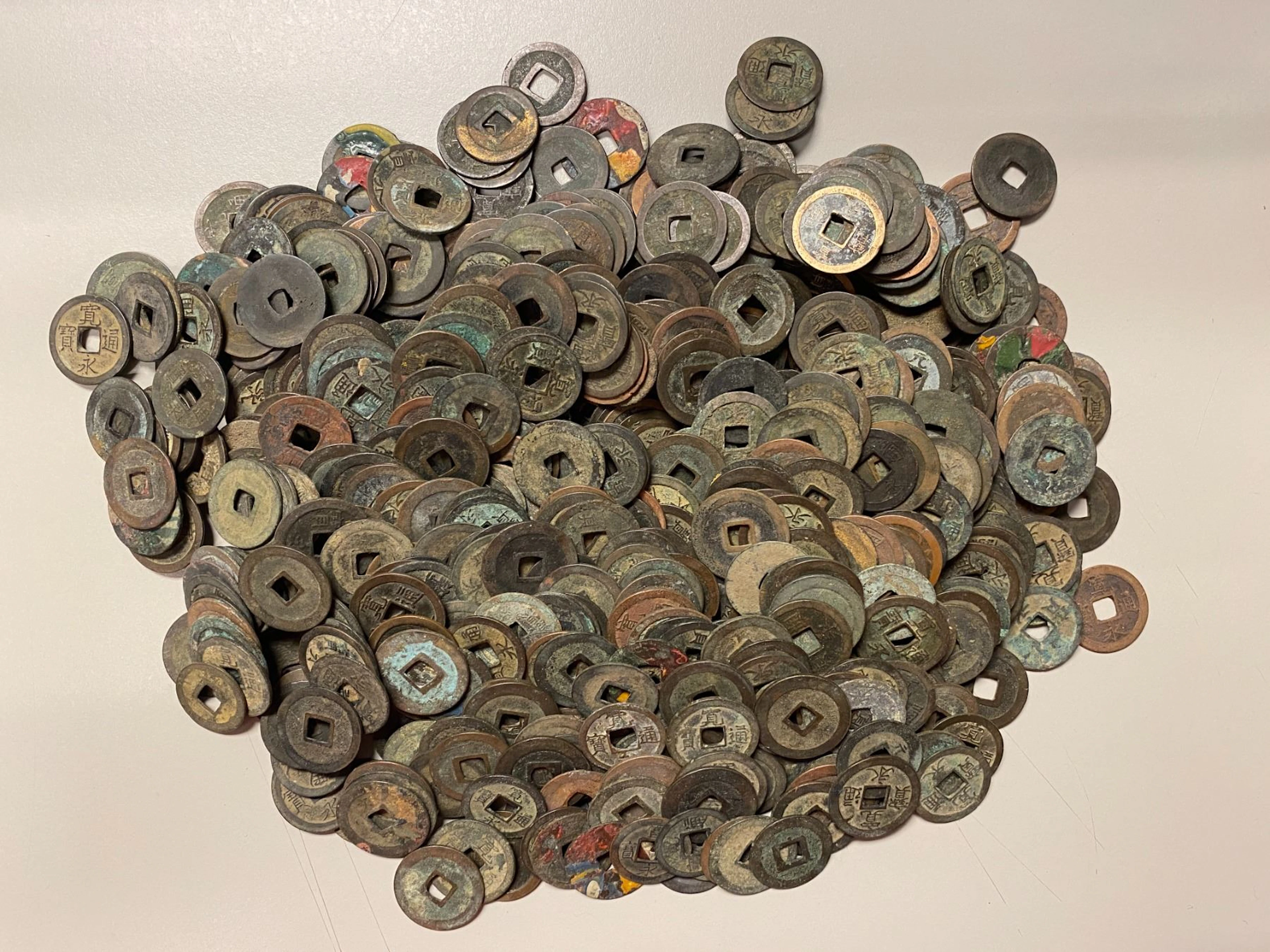 JAPAN: LOT of 629 coins